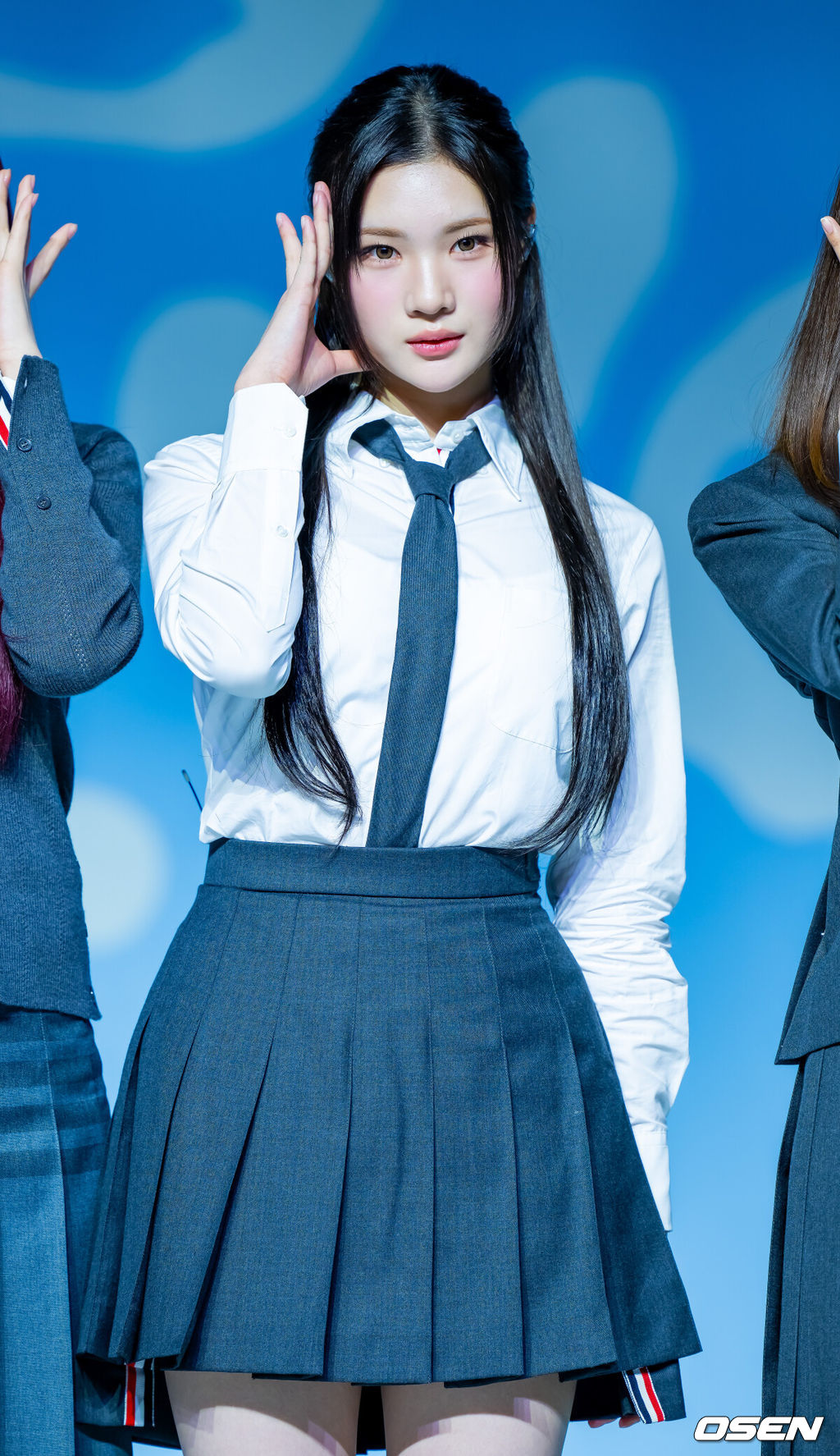 20일 오후 서울 용산구 블루스퀘어 SOL트래블홀에서 SM 걸그룹 하츠투하츠 (Hearts2Hearts) 첫 미니앨범 'FOCUS'(포커스) 발매 기념 미디어 쇼케이스가 열렸다.이번 앨범은 타이틀 곡 'FOCUS'와 싱글 'STYLE', 뉴잭스윙 댄스 곡 'Pretty Please'(프리티 플리즈), 펑키한 누디스코 스타일의 'Apple Pie'(애플 파이), 로맨틱한 무드의 시티 팝 장르 'Flutter'(플러터), 감미로운 R&B 팝 발라드 'Blue Moon'(블루 문)까지 다양한 분위기의 총 6곡으로 구성, 하츠투하츠의 음악 세계를 폭 넓은 스펙트럼으로 만끽할 수 있다.하츠투하츠 주은이 무대 위에서 포토타임을 갖고 있다. 2025.10.20 / rumi@osen.co.kr