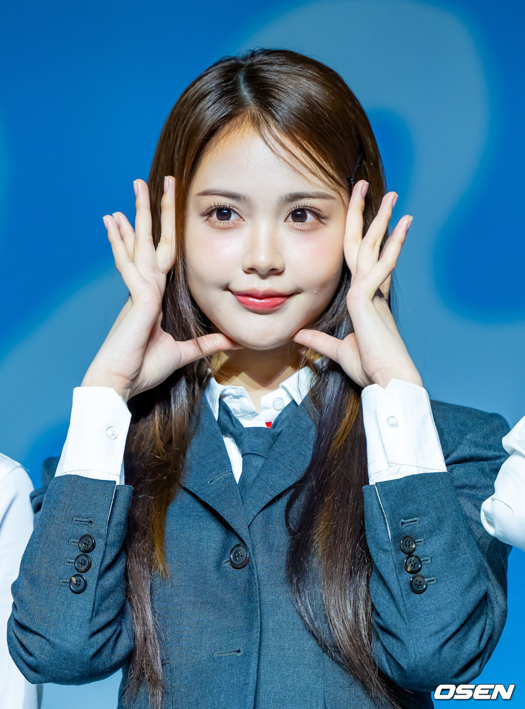 20일 오후 서울 용산구 블루스퀘어 SOL트래블홀에서 SM 걸그룹 하츠투하츠 (Hearts2Hearts) 첫 미니앨범 'FOCUS'(포커스) 발매 기념 미디어 쇼케이스가 열렸다.이번 앨범은 타이틀 곡 'FOCUS'와 싱글 'STYLE', 뉴잭스윙 댄스 곡 'Pretty Please'(프리티 플리즈), 펑키한 누디스코 스타일의 'Apple Pie'(애플 파이), 로맨틱한 무드의 시티 팝 장르 'Flutter'(플러터), 감미로운 R&B 팝 발라드 'Blue Moon'(블루 문)까지 다양한 분위기의 총 6곡으로 구성, 하츠투하츠의 음악 세계를 폭 넓은 스펙트럼으로 만끽할 수 있다.하츠투하츠 카르멘이 무대 위에서 포토타임을 갖고 있다. 2025.10.20 / rumi@osen.co.kr