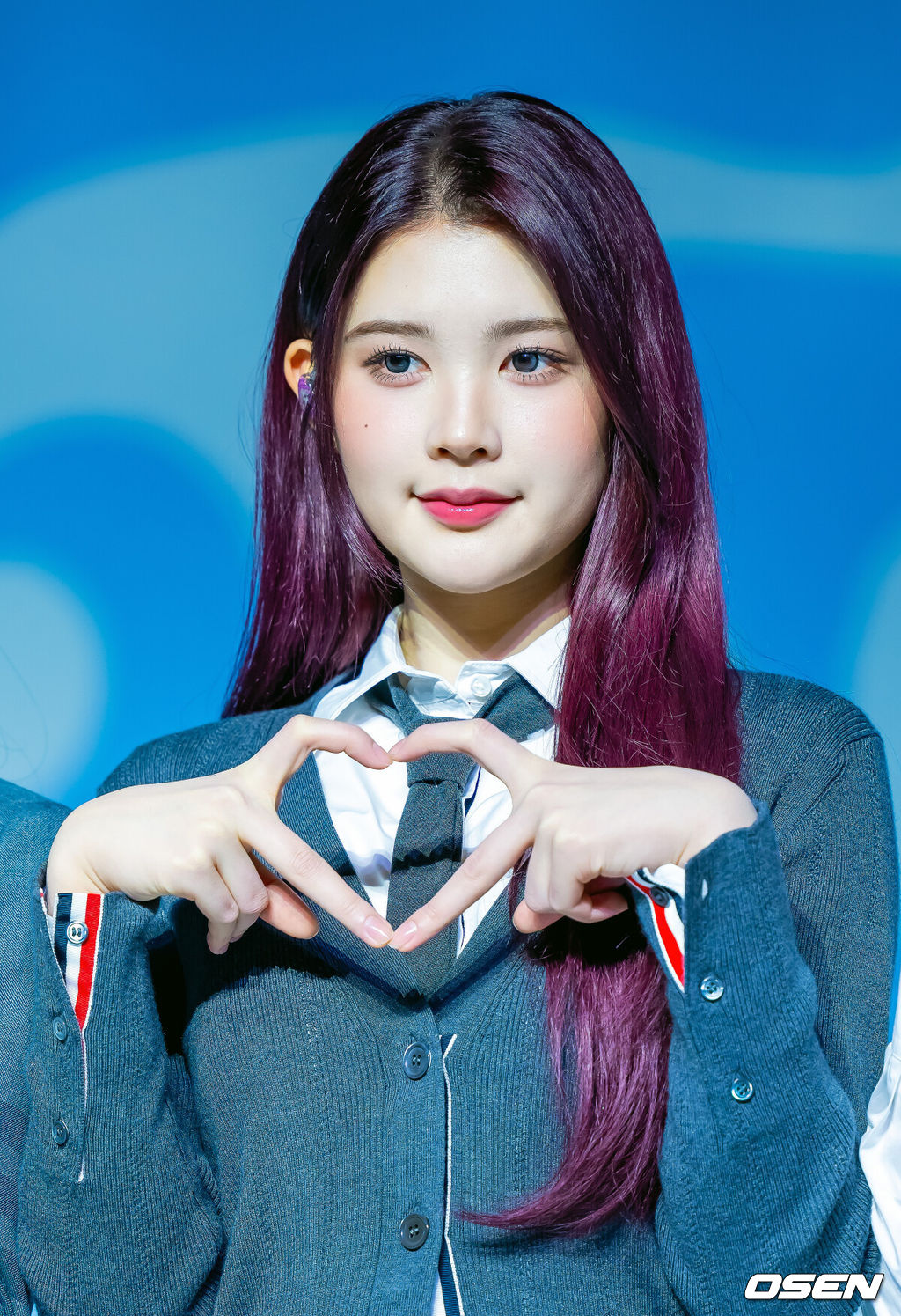 20일 오후 서울 용산구 블루스퀘어 SOL트래블홀에서 SM 걸그룹 하츠투하츠 (Hearts2Hearts) 첫 미니앨범 'FOCUS'(포커스) 발매 기념 미디어 쇼케이스가 열렸다.이번 앨범은 타이틀 곡 'FOCUS'와 싱글 'STYLE', 뉴잭스윙 댄스 곡 'Pretty Please'(프리티 플리즈), 펑키한 누디스코 스타일의 'Apple Pie'(애플 파이), 로맨틱한 무드의 시티 팝 장르 'Flutter'(플러터), 감미로운 R&B 팝 발라드 'Blue Moon'(블루 문)까지 다양한 분위기의 총 6곡으로 구성, 하츠투하츠의 음악 세계를 폭 넓은 스펙트럼으로 만끽할 수 있다.하츠투하츠 에이나가 무대 위에서 포토타임을 갖고 있다. 2025.10.20 / rumi@osen.co.kr