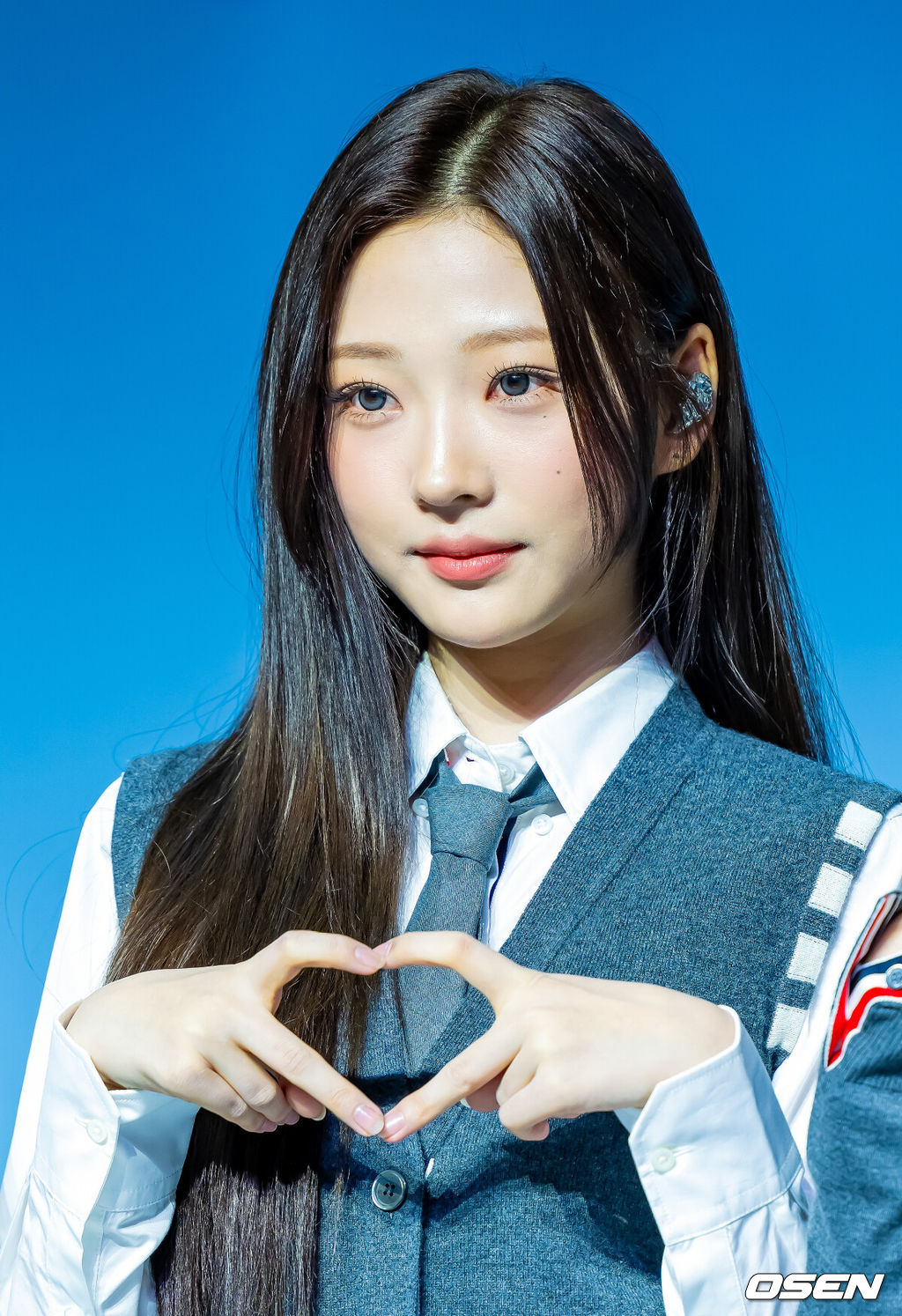 20일 오후 서울 용산구 블루스퀘어 SOL트래블홀에서 SM 걸그룹 하츠투하츠 (Hearts2Hearts) 첫 미니앨범 'FOCUS'(포커스) 발매 기념 미디어 쇼케이스가 열렸다.이번 앨범은 타이틀 곡 'FOCUS'와 싱글 'STYLE', 뉴잭스윙 댄스 곡 'Pretty Please'(프리티 플리즈), 펑키한 누디스코 스타일의 'Apple Pie'(애플 파이), 로맨틱한 무드의 시티 팝 장르 'Flutter'(플러터), 감미로운 R&B 팝 발라드 'Blue Moon'(블루 문)까지 다양한 분위기의 총 6곡으로 구성, 하츠투하츠의 음악 세계를 폭 넓은 스펙트럼으로 만끽할 수 있다.하츠투하츠 스텔라가 무대 위에서 포토타임을 갖고 있다. 2025.10.20 / rumi@osen.co.kr