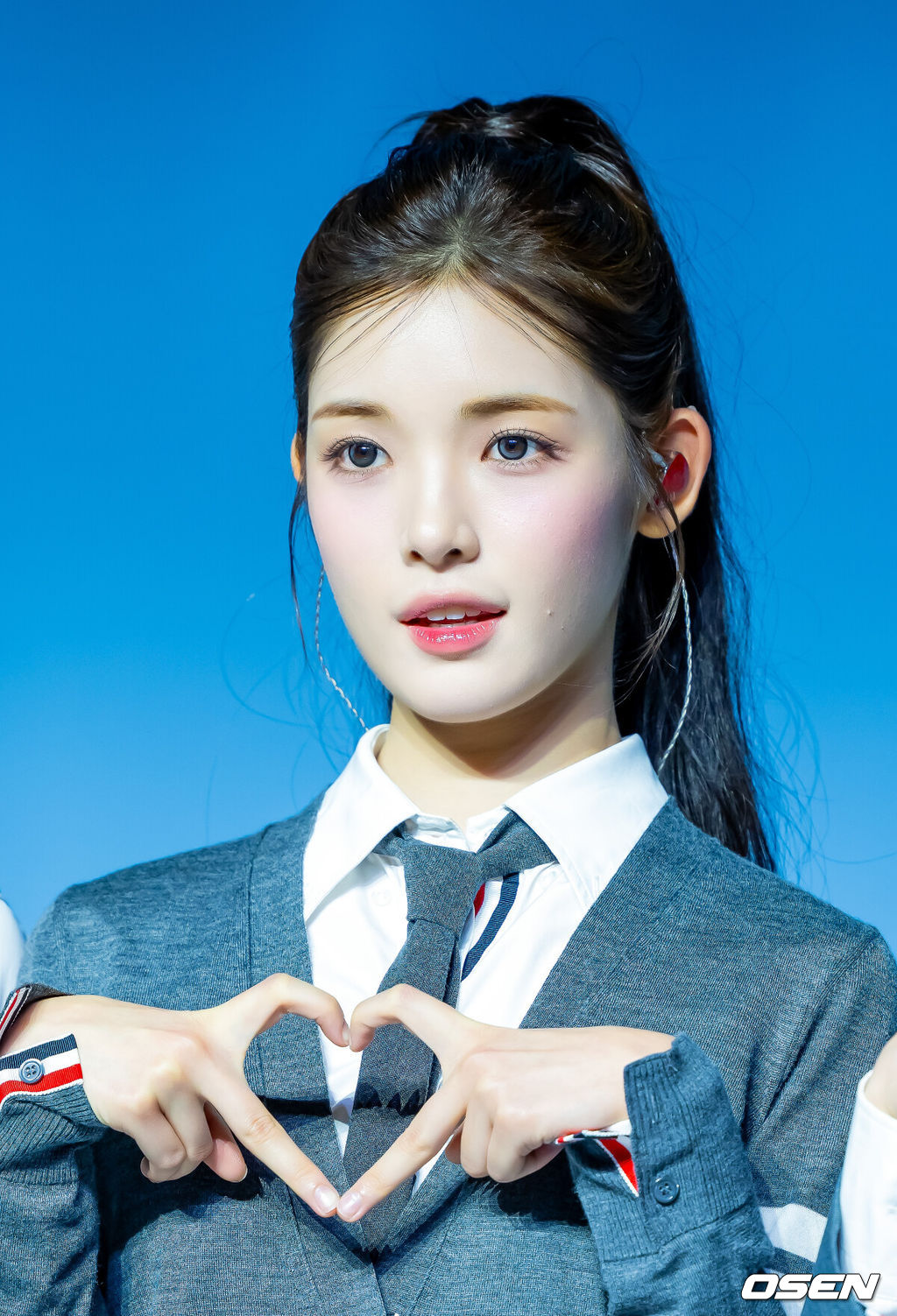 20일 오후 서울 용산구 블루스퀘어 SOL트래블홀에서 SM 걸그룹 하츠투하츠 (Hearts2Hearts) 첫 미니앨범 'FOCUS'(포커스) 발매 기념 미디어 쇼케이스가 열렸다.이번 앨범은 타이틀 곡 'FOCUS'와 싱글 'STYLE', 뉴잭스윙 댄스 곡 'Pretty Please'(프리티 플리즈), 펑키한 누디스코 스타일의 'Apple Pie'(애플 파이), 로맨틱한 무드의 시티 팝 장르 'Flutter'(플러터), 감미로운 R&B 팝 발라드 'Blue Moon'(블루 문)까지 다양한 분위기의 총 6곡으로 구성, 하츠투하츠의 음악 세계를 폭 넓은 스펙트럼으로 만끽할 수 있다.하츠투하츠 유하가 무대 위에서 포토타임을 갖고 있다. 2025.10.20 / rumi@osen.co.kr