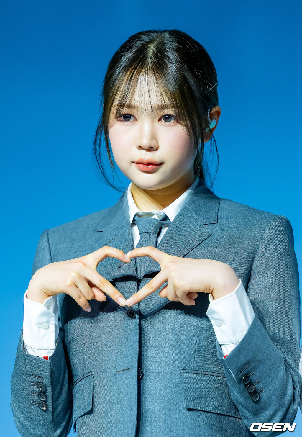 20일 오후 서울 용산구 블루스퀘어 SOL트래블홀에서 SM 걸그룹 하츠투하츠 (Hearts2Hearts) 첫 미니앨범 'FOCUS'(포커스) 발매 기념 미디어 쇼케이스가 열렸다.이번 앨범은 타이틀 곡 'FOCUS'와 싱글 'STYLE', 뉴잭스윙 댄스 곡 'Pretty Please'(프리티 플리즈), 펑키한 누디스코 스타일의 'Apple Pie'(애플 파이), 로맨틱한 무드의 시티 팝 장르 'Flutter'(플러터), 감미로운 R&B 팝 발라드 'Blue Moon'(블루 문)까지 다양한 분위기의 총 6곡으로 구성, 하츠투하츠의 음악 세계를 폭 넓은 스펙트럼으로 만끽할 수 있다.하츠투하츠 예온이 무대 위에서 포토타임을 갖고 있다. 2025.10.20 / rumi@osen.co.kr