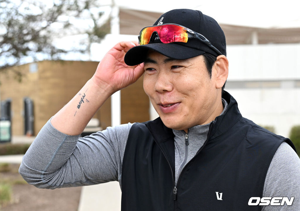 12일(한국시간) 미국 캘리포니아주 어바인 그레이트파크 베이스볼 컴플렉스에서 KIA 타이거즈의 1차 스프링캠프가 진행됐다.KIA 선수단은 오는 18일 미국에서 출발해 19일 인천으로 입국한 뒤 20일에 일본 오키나와로 건너가 21일부터 3월 4일까지 킨 구장에서 본격적인 실전을 치른다.KIA 훈련장을 찾은 강정호가 취재진과 인터뷰를 나누고 있다. 2025.02.12 / sunday@osen.co.kr