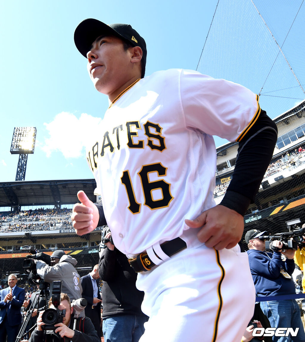 2일(한국시간) 미국 펜실베이니아주 피츠버그 PNC파크에서 ’2019 메이저리그’ 피츠버그 파이어리츠와 세인트루이스 카디널스의 경기가 열렸다.피츠버그 강정호가 홈 개막전 행사에 나서고 있다. /dreamer@osen.co.kr