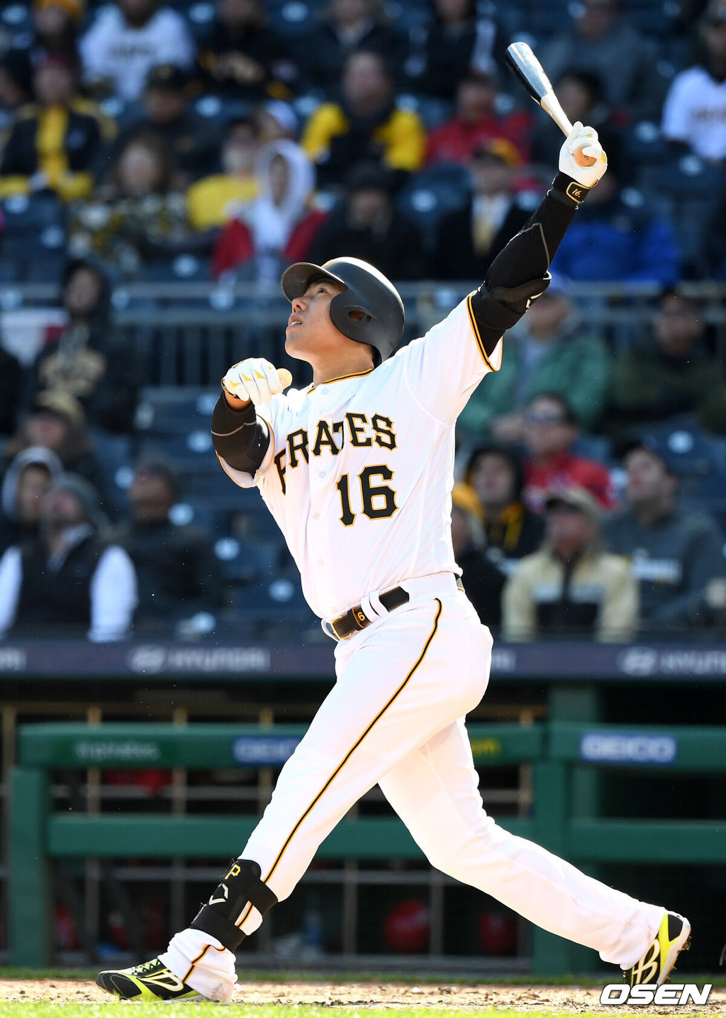 피츠버그 파이어리츠 강정호(32)가 홈 복귀전에서 안타를 신고하지 못했다. 팀도 연장 11회 접전 끝에 홈 개막전에서 졌다. 강정호는 2일(이하 한국시간) 미국 펜실베이니아주 피츠버그 PNC파크에서 열린 2019 메이저리그 세인트루이스 카디널스와 홈 개막전에 8회초 3루 대수비로 교체출장, 2타수 무안타를 기록했다. 개막 2경기 연속 안타 행진이 끊겼고, 타율은 2할2푼2리(9타수 2안타)로 떨어졌다. 8회말 무사 주자없는 상황 피츠버그 강정호가 중견수 뜬공을 치고 있다. /dreamer@osen.co.kr