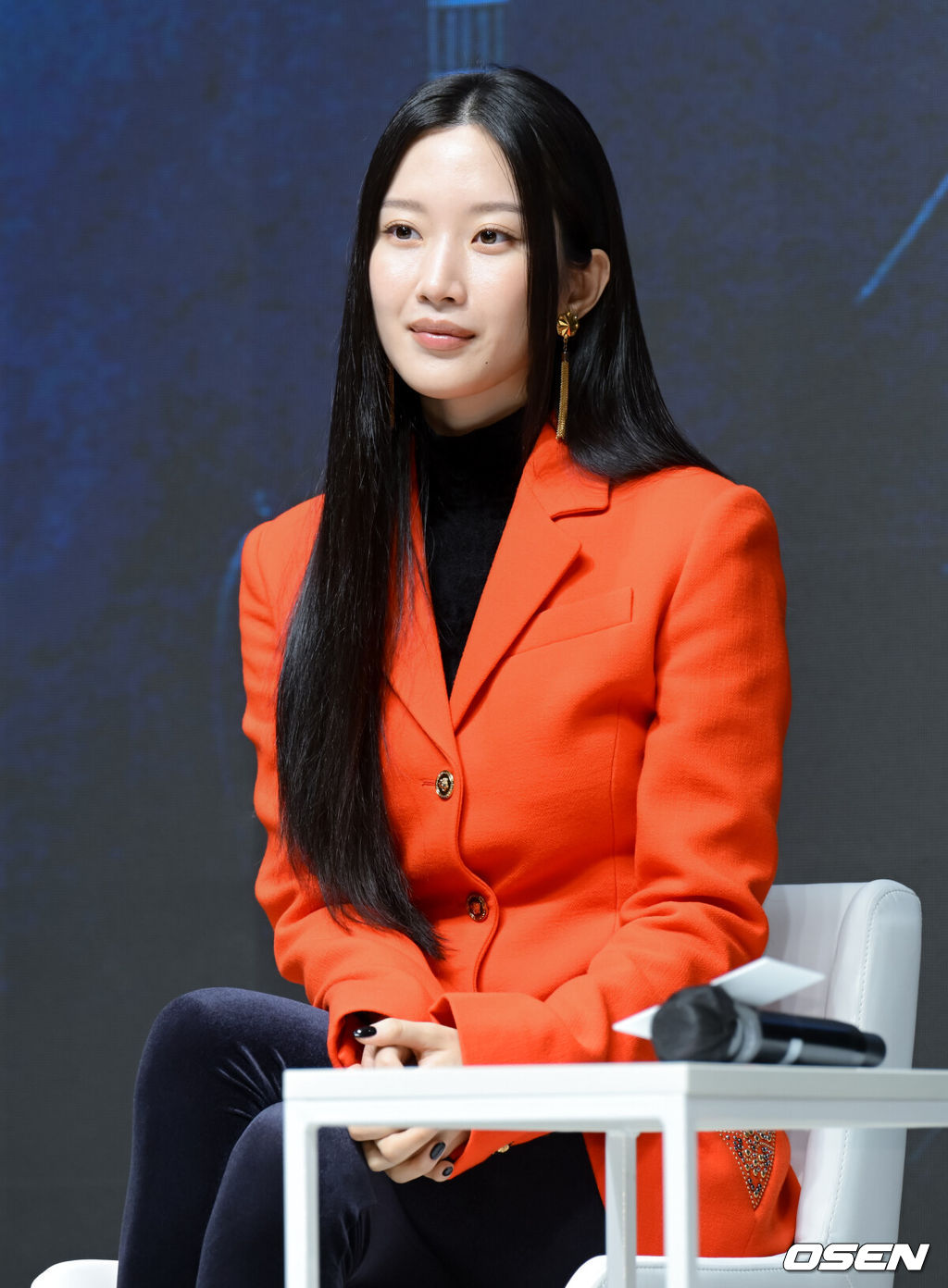 밴드 서바이벌 Mnet ‘스틸하트클럽’ 제작발표회가 20일 오전 서울 강남구 엘리에나 호텔에서 열렸다.오는 21일 첫 방송되는 ‘스틸하트클럽’은 기타, 드럼, 베이스, 보컬, 키보드 각 포지션의 참가자들이 ‘최후의 헤드라이너 밴드’를 완성하기 위해 펼치는 글로벌 밴드 메이킹 프로젝트다. 배우 문가영이 MC를 맡고, 정용화·이장원·선우정아·하성운이 디렉터로 합류했다.배우 문가영이 질문을 듣고 있다. 2025.10.20 /cej@osen.co.kr