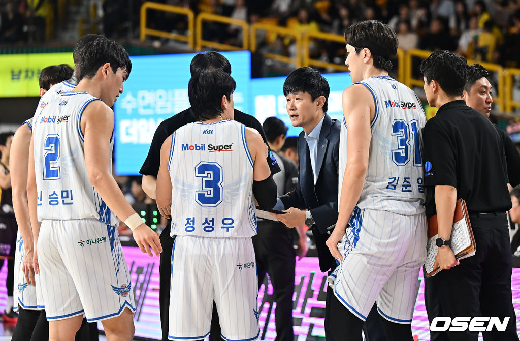 20일 창원 체육관에서 2025-2026 LG전자 프로농구 창원 LG와 대구 한국가스공사의 경기가 열렸다. LG는 3위로 초반 선두 다툼을 이어가고 있고, 리그에서 유일하게 아직 승리가 없는 한국가스공사는 첫승을 노리고 있다. 대구 한국가스공사 강혁 감독이 선수들에게 작전 지시를 하고 있다. 2025.10.20 / foto0307@osen.co.kr