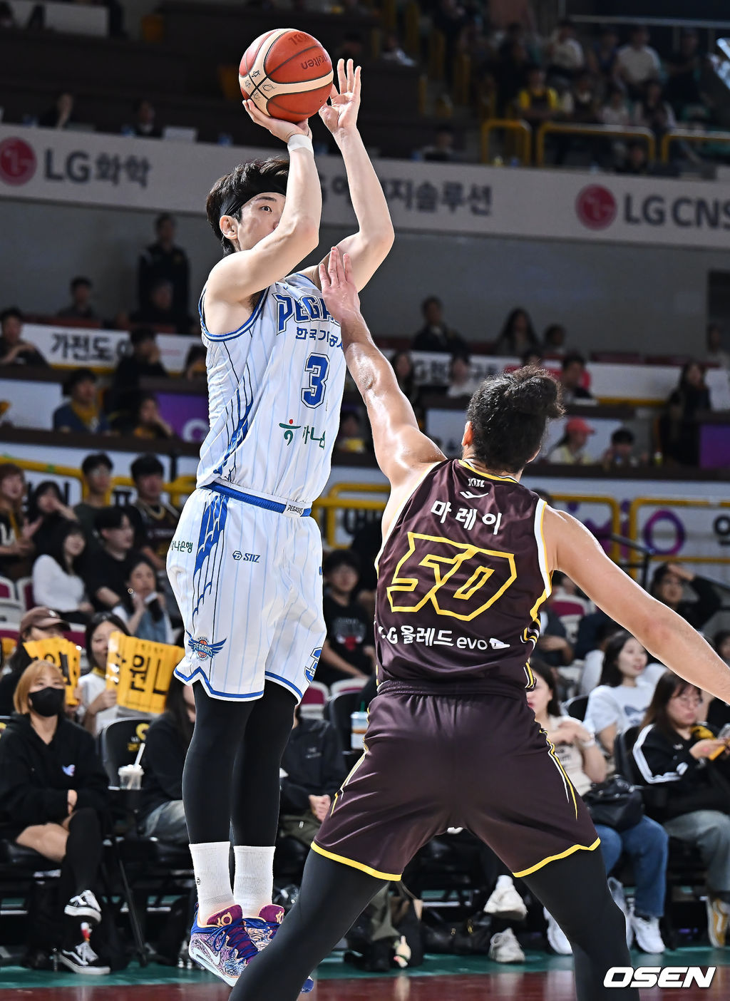 20일 창원 체육관에서 2025-2026 LG전자 프로농구 창원 LG와 대구 한국가스공사의 경기가 열렸다. LG는 3위로 초반 선두 다툼을 이어가고 있고, 리그에서 유일하게 아직 승리가 없는 한국가스공사는 첫승을 노리고 있다. 대구 한국가스공사 정성우가 창원 LG 아셈 마레이의 마크를 피해 3점슛을 시도하고 있다. 2025.10.20 / foto0307@osen.co.kr