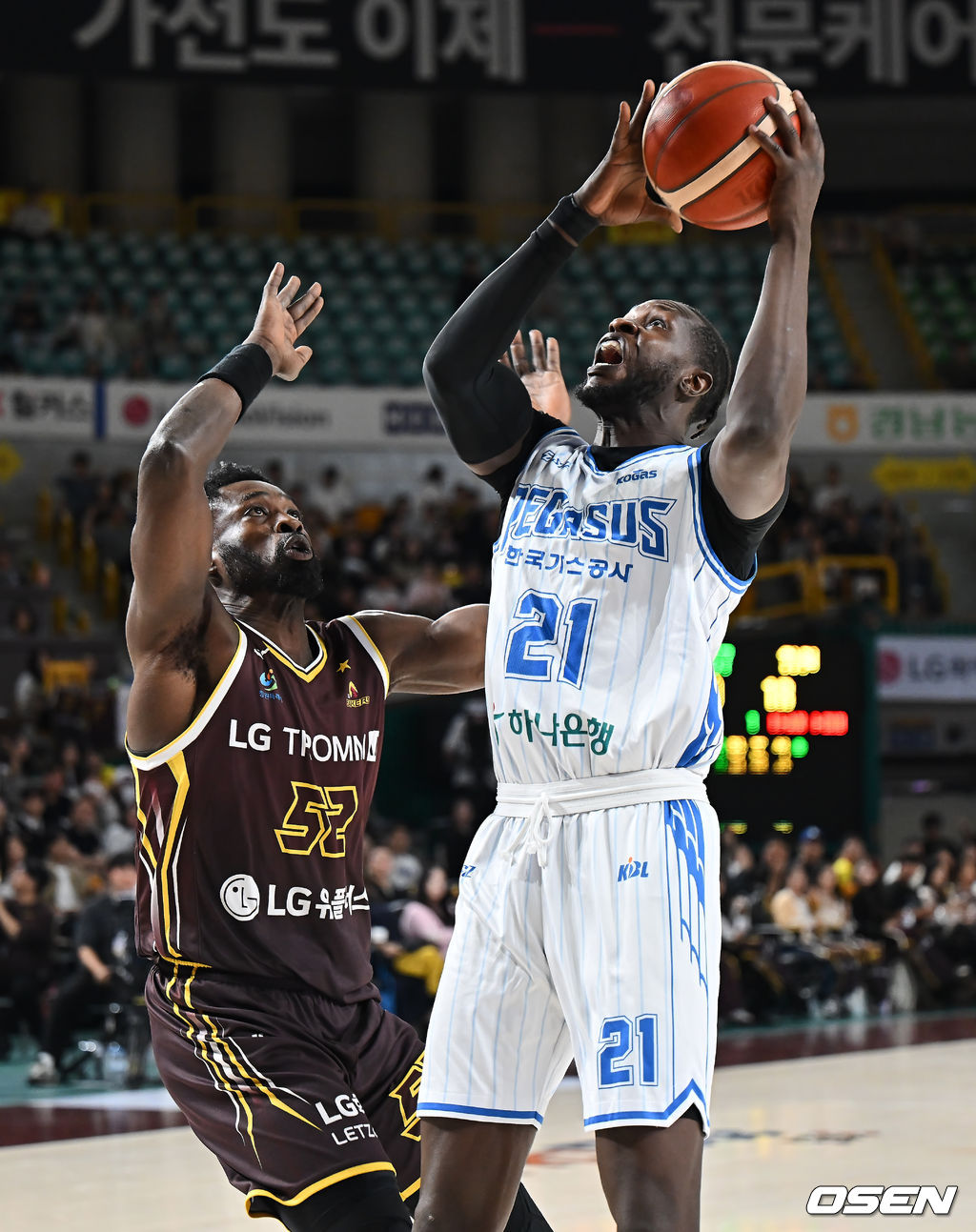 20일 창원 체육관에서 2025-2026 LG전자 프로농구 창원 LG와 대구 한국가스공사의 경기가 열렸다. LG는 3위로 초반 선두 다툼을 이어가고 있고, 리그에서 유일하게 아직 승리가 없는 한국가스공사는 첫승을 노리고 있다. 대구 한국가스공사 망콕 마티앙이 창원 LG 마이클 에릭의 마크를 피해 골밑슛을 시도하고 있다. 2025.10.20 / foto0307@osen.co.kr