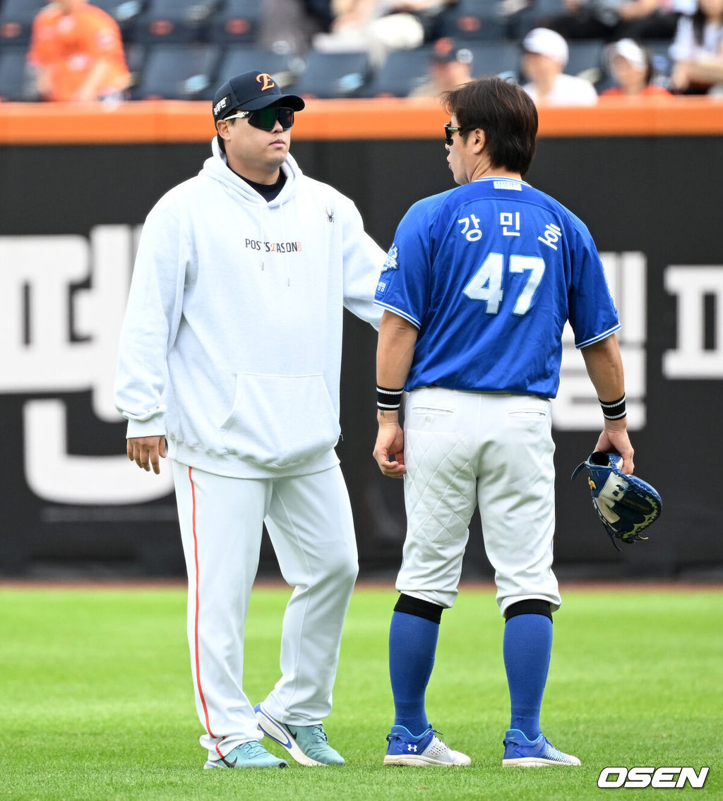 19일 오후 대전 한화생명볼파크에서 2025 신한 SOL Bank KBO리그 포스트시즌 플레이오프 2차전 한화 이글스와 삼성 라이온즈의 경기가 열렸다. 경기에 앞서 삼성 강민호가 한화 류현진과 이야기를 나누고 있다. 2025.10.19 /sunday@osen.co.kr