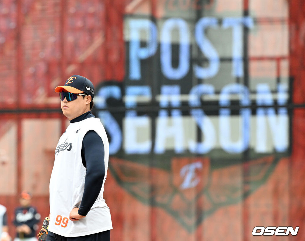 17일 오후 대전 한화생명볼파크에서 2025 신한 SOL Bank KBO리그 포스트시즌 플레이오프 1차전 한화 이글스와 삼성 라이온즈의 경기가 열렸다. 경기에 앞서 한화 류현진이 훈련 중인 선수들을 바라보고 있다. 2025.10.17 /sunday@osen.co.k