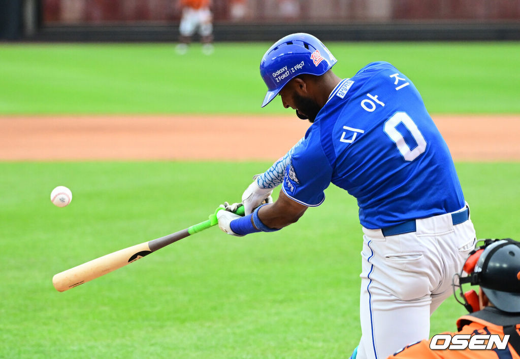 19일 오후 대전 한화생명볼파크에서 2025 신한 SOL Bank KBO리그 포스트시즌 플레이오프 2차전 한화 이글스와 삼성 라이온즈의 경기가 열렸다.한화는 라이언 와이스, 삼성은 최원태를 선발 투수로 내세웠다.4회초 2사 1,3루에서 삼성 디아즈가 1타점 적시 2루타를 날리고 있다. 2025.10.19 /jpnews@osen.co.kr