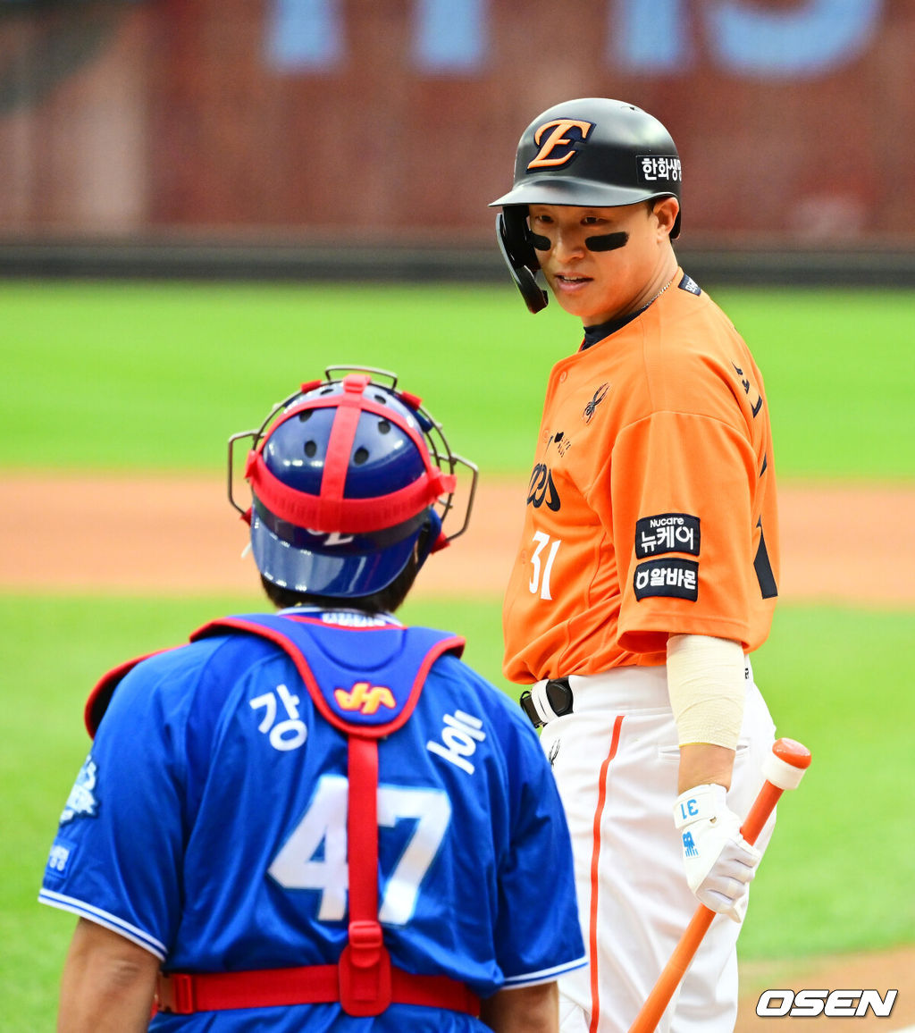 19일 오후 대전 한화생명볼파크에서 2025 신한 SOL Bank KBO리그 포스트시즌 플레이오프 2차전 한화 이글스와 삼성 라이온즈의 경기가 열렸다.한화는 라이언 와이스, 삼성은 최원태를 선발 투수로 내세웠다.1회말 한화 선두타자 손아섭이 타석에 들어서며 삼성 강민호와 이야기를 나누고 있다. 2025.10.19 /jpnews@osen.co.kr
