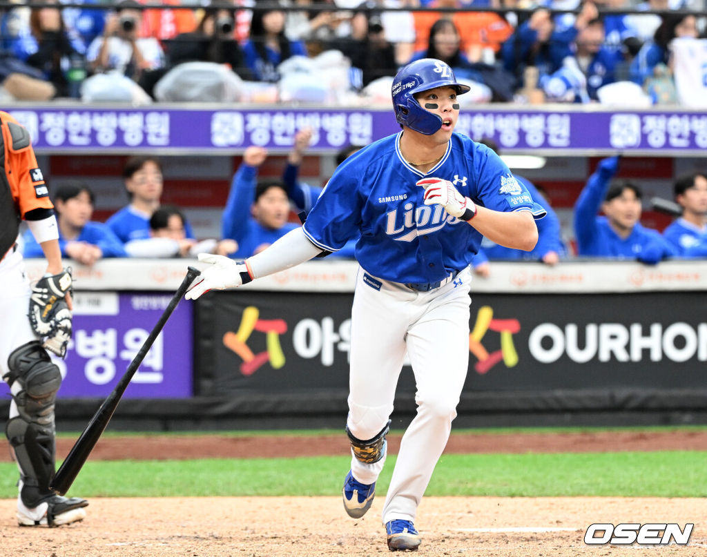 18일 오후 대전 한화생명볼파크에서 2025 신한 SOL Bank KBO리그 포스트시즌 플레이오프 1차전 한화 이글스와 삼성 라이온즈의 경기가 열렸다.한화는 폰세, 삼성은 가라비토를 선발 투수로 내세웠다.3회초 2사 2루에서 삼성 김영웅이 우월 적시 2루타를 치고 있다. 2025.10.18 /sunday@osen.co.kr