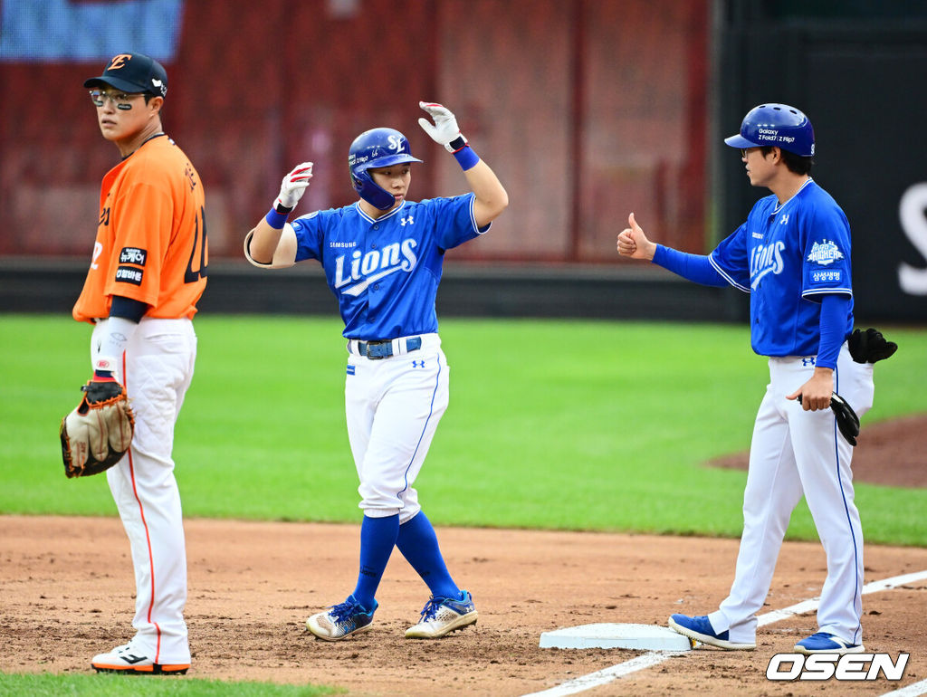 19일 오후 대전 한화생명볼파크에서 2025 신한 SOL Bank KBO리그 포스트시즌 플레이오프 2차전 한화 이글스와 삼성 라이온즈의 경기가 열렸다.한화는 라이언 와이스, 삼성은 최원태를 선발 투수로 내세웠다.3회초 무사 1루에서 삼성 김지찬이 중전 안타를 날리며 기뻐하고 있다. 2025.10.19 /jpnews@osen.co.kr