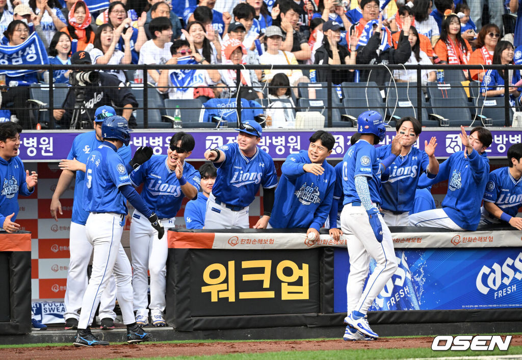 19일 오후 대전 한화생명볼파크에서 2025 신한 SOL Bank KBO리그 포스트시즌 플레이오프 2차전 한화 이글스와 삼성 라이온즈의 경기가 열렸다.한화는 라이언 와이스, 삼성은 최원태를 선발 투수로 내세웠다.3회초 1사 2,3루에서 삼성 김영웅의 중전 2타점 적시타 때 삼성 선수들이 환호하고 있다. 2025.10.19 /sunday@osen.co.kr