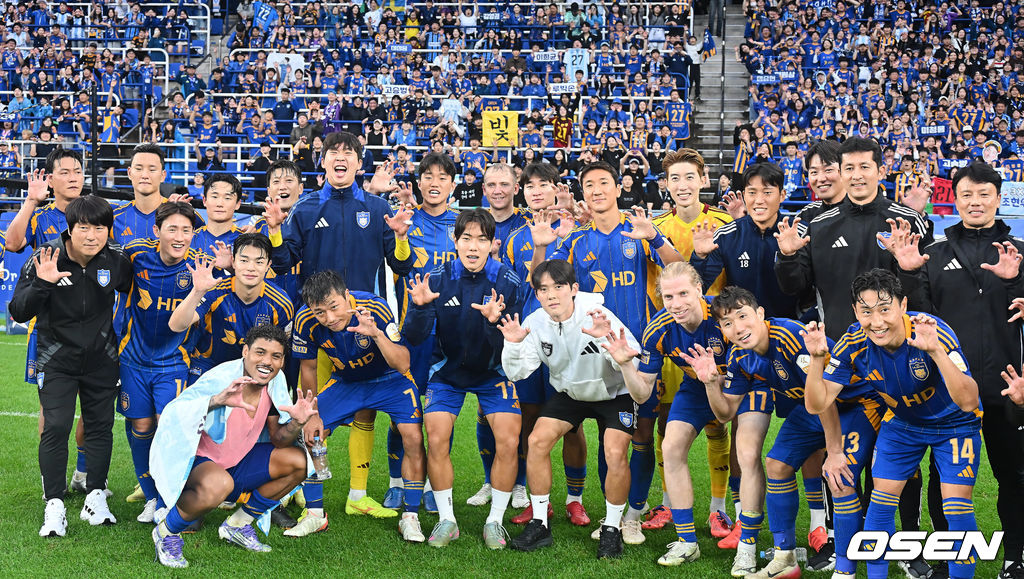 울산 HD가 18일 울산 문수축구경기장에서 열린 하나은행 K리그1 2025 광주FC와의 경기에서 2-0으로 승리했다.  신태용 감독 경질 후폭풍에도 승리하며 9위로 올라 섰다.울산 HD 선수들이 승리의 기념촬영을 하고 있다. 2025.10.18 / foto0307@osen.co.kr