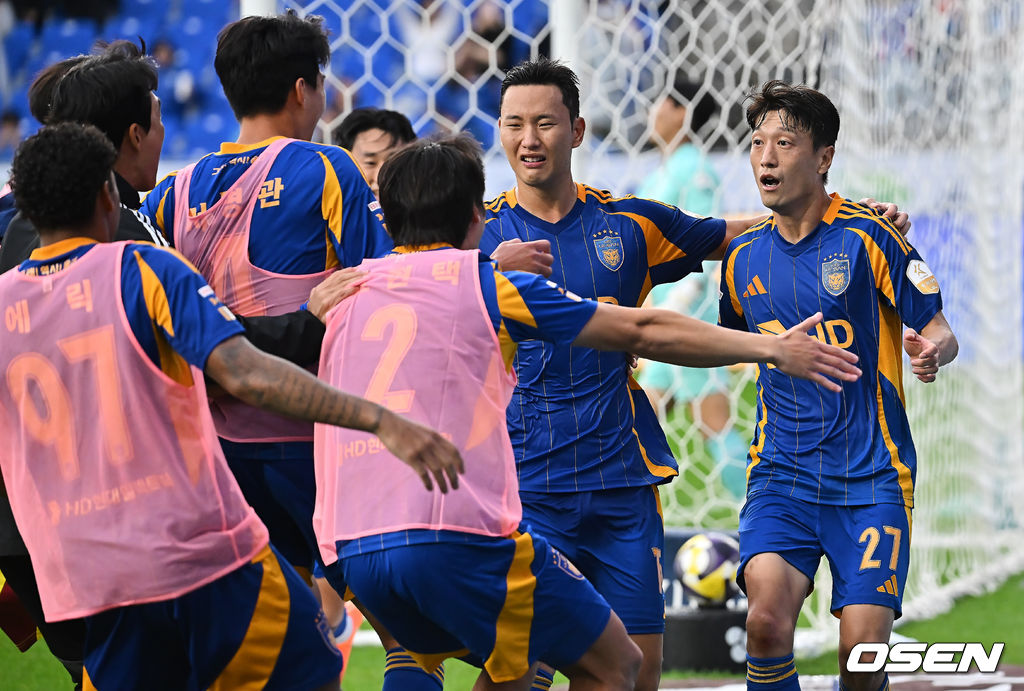 18일 울산 문수축구경기장에서 하나은행 K리그1 2025 울산 HD와 광주FC의 경기가 열렸다.  신태용 감독 경질을 두고 후폭풍이 몰아친 울산은 급격히 무너져 강등권까지 추락했고, 반면 광주FC는 파이널A 진출의 마지막 불씨를 살리기 위해 총력전에 나섰다.울산 HD 이청용이 페널티킥을 성공하고 기뻐하고 있다. 2025.10.18 / foto0307@osen.co.kr