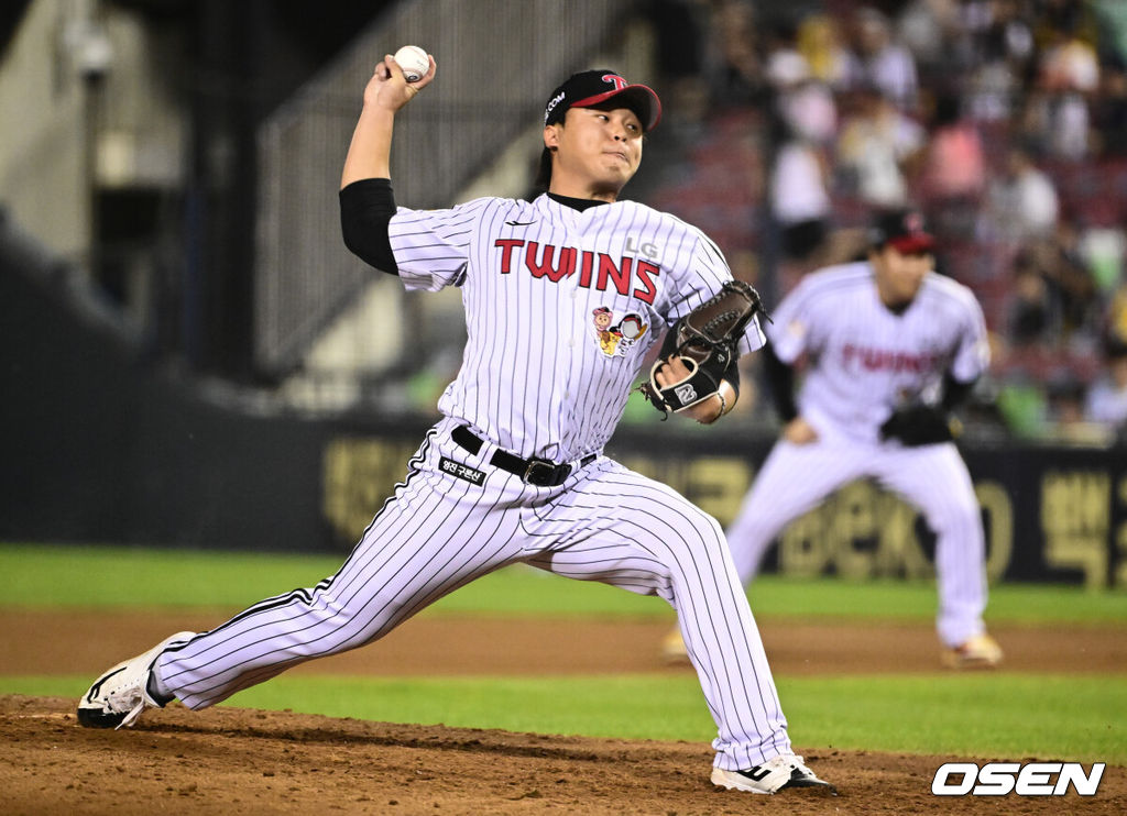 6일 오후 서울 잠실구장에서 ‘2025 신한 SOL Bank KBO리그’ LG 트윈스와 두산 베어스의 경기가 열렸다.LG는 최채흥, 두산은 콜어빈을 선발로 내세웠다.6회초 LG 이지강이 역투하고 있다. 2025.08.06 /cej@osen.co.kr