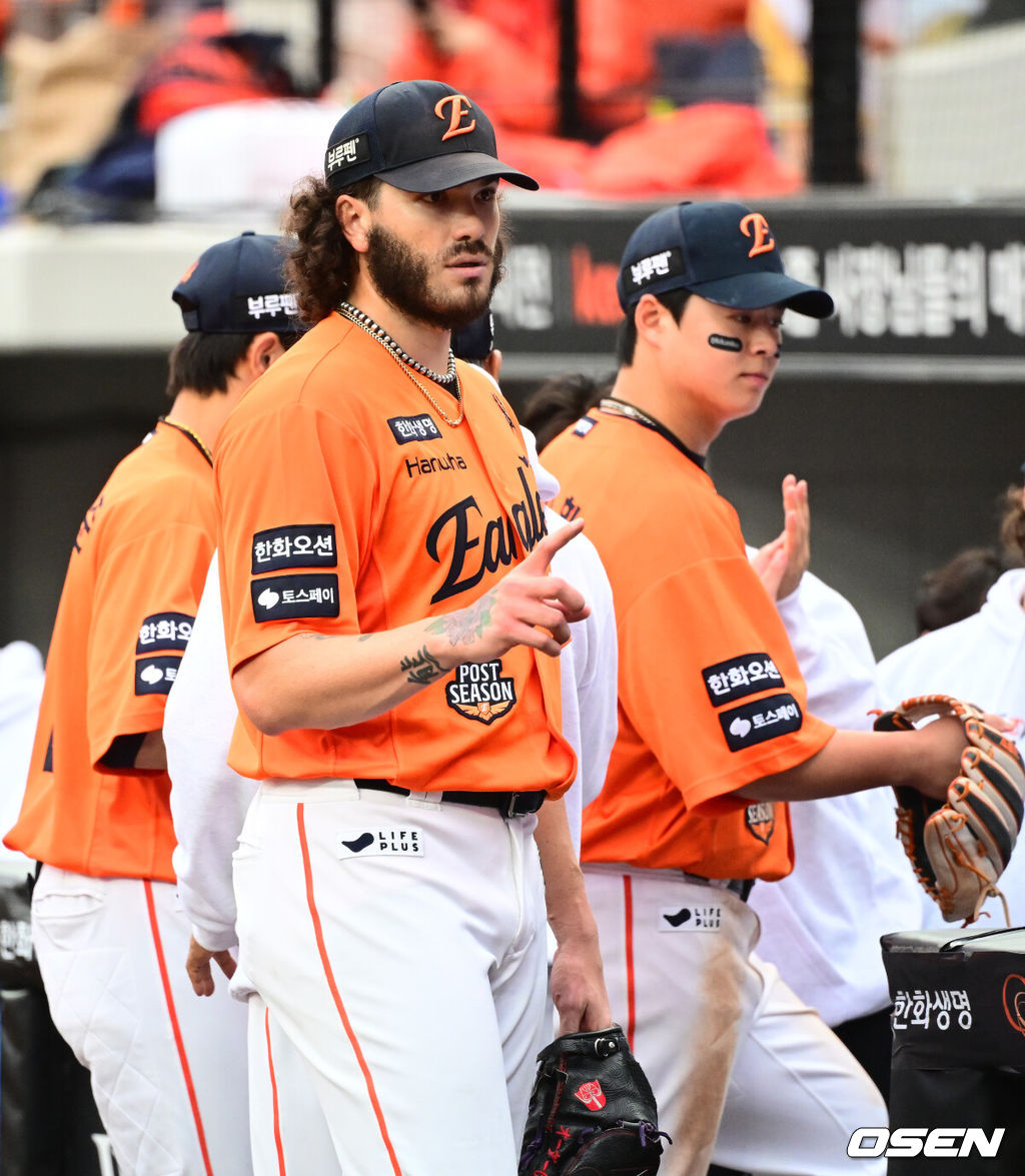 18일 오후 대전 한화생명볼파크에서 2025 신한 SOL Bank KBO리그 포스트시즌 플레이오프 1차전 한화 이글스와 삼성 라이온즈의 경기가 열렸다. 6회초 수비를 마치고 한화 폰세가 검지 손가락을 펼치며 코칭스태프에게 이야기를 하고 있다. 2025.10.18 /jpnews@osen.co.kr