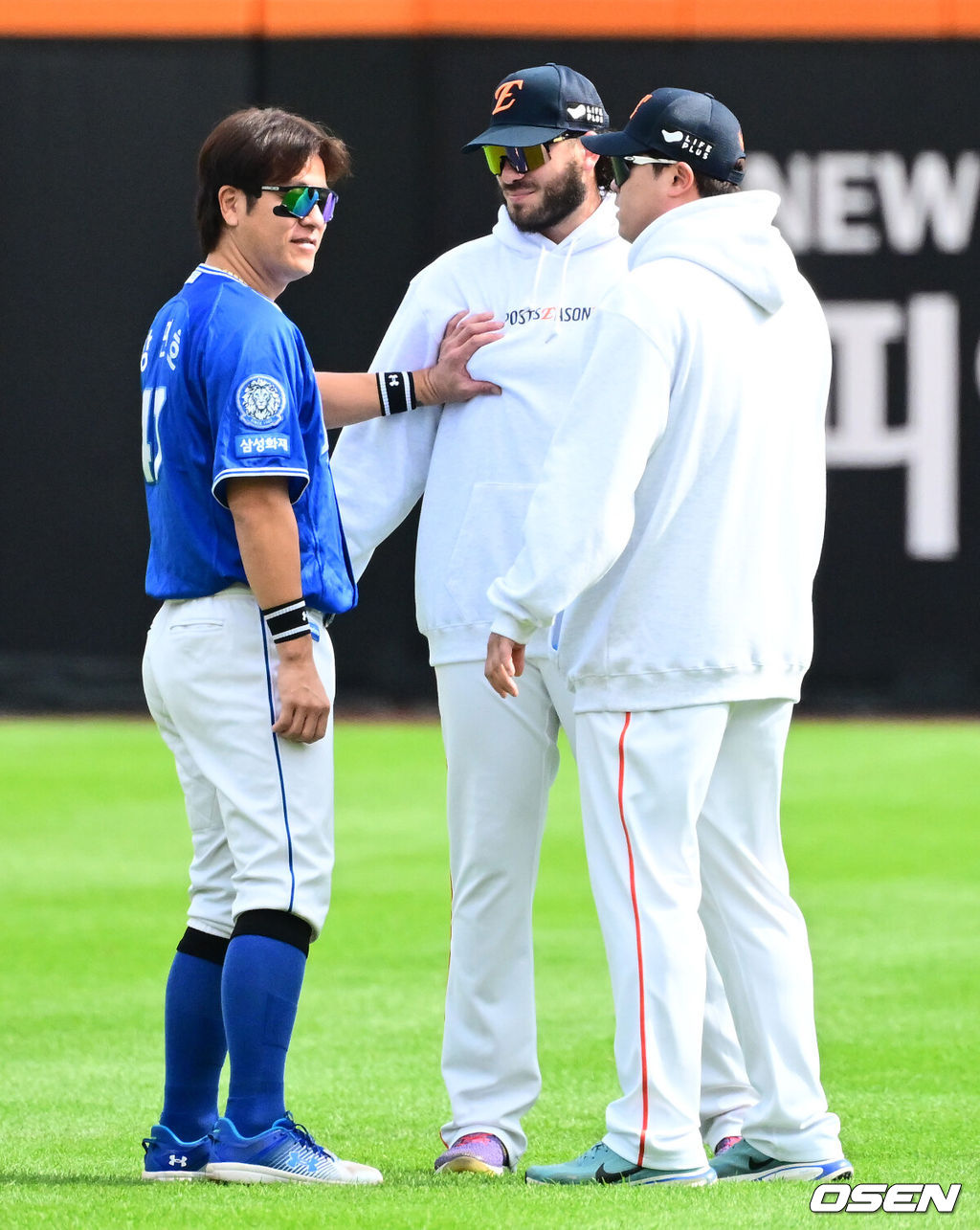 19일 오후 대전 한화생명볼파크에서 2025 신한 SOL Bank KBO리그 포스트시즌 플레이오프 2차전 한화 이글스와 삼성 라이온즈의 경기가 열렸다.한화는 라이언 와이스, 삼성은 최원태를 선발 투수로 내세웠다.경기에 앞서 삼성 강민호가 한화 폰세, 류현진이 인사를 나누고 있다. 2025.10.19 /jpnews@osen.co.kr