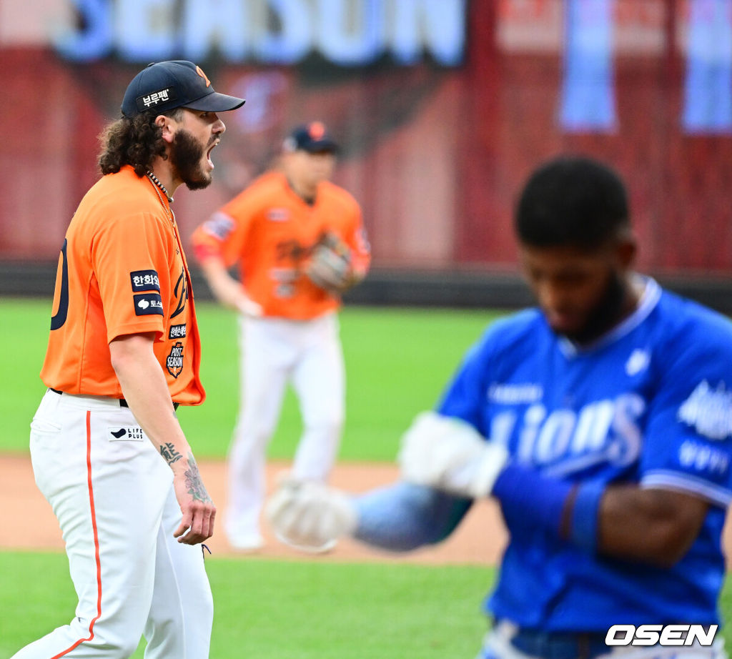 18일 오후 대전 한화생명볼파크에서 2025 신한 SOL Bank KBO리그 포스트시즌 플레이오프 1차전 한화 이글스와 삼성 라이온즈의 경기가 열렸다.한화는 폰세, 삼성은 가라비토를 선발 투수로 내세웠다.5회초 2사에서 한화 폰세가 삼성 디아즈를 포수 파울 플라이로 처리하며 포효하고 있다. 2025.10.18 /jpnews@osen.co.kr