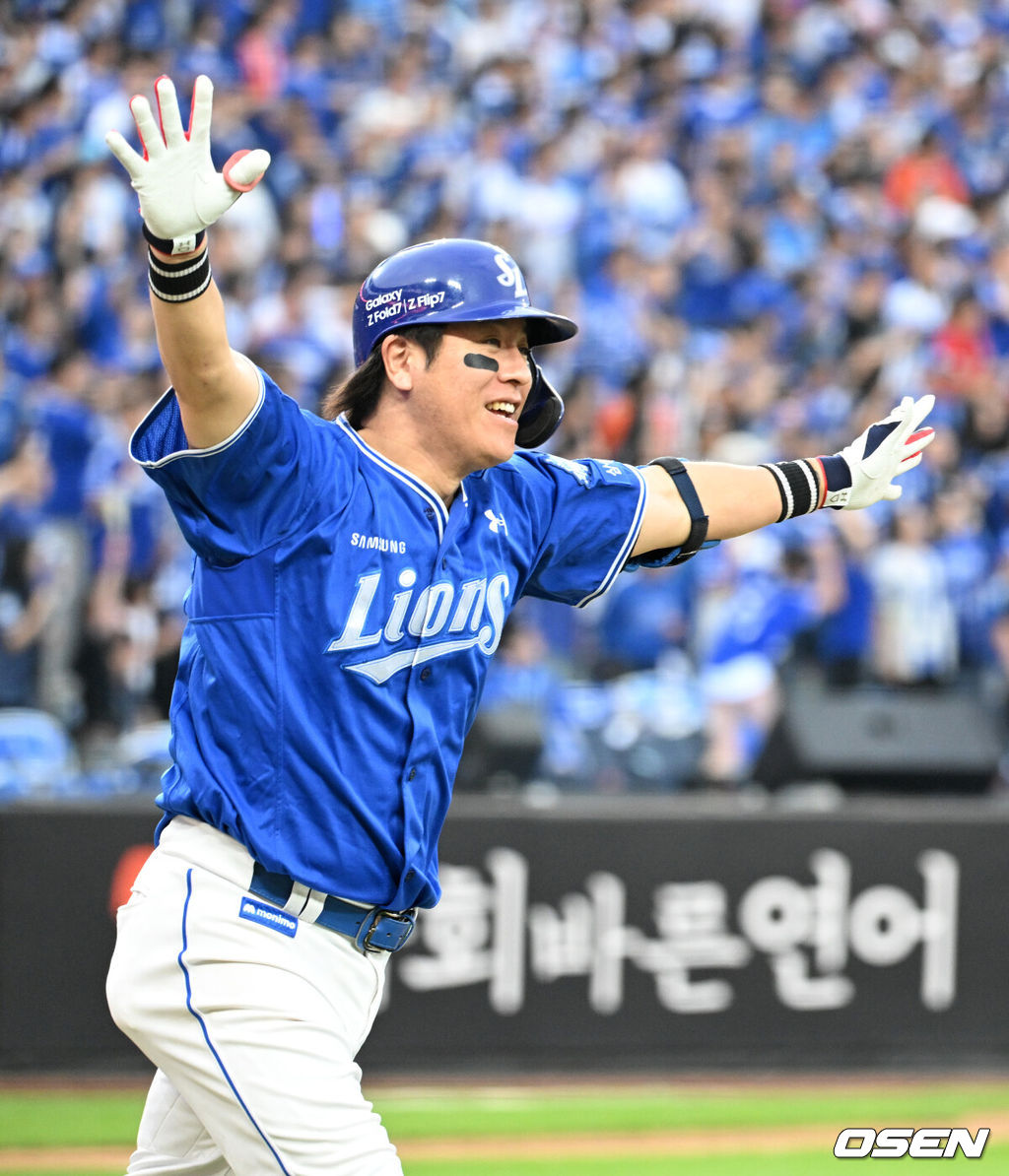 19일 오후 대전 한화생명볼파크에서 2025 신한 SOL Bank KBO리그 포스트시즌 플레이오프 2차전 한화 이글스와 삼성 라이온즈의 경기가 열렸다.한화는 라이언 와이스, 삼성은 최원태를 선발 투수로 내세웠다.9회초 2사 1루에서 삼성 강민호가 좌월 투런 홈런을 치고 환호하고 있다. 2025.10.19 /sunday@osen.co.kr