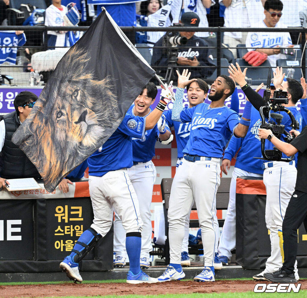 삼성은 19일 대전 한화생명볼파크에서 열린 포스트시즌 플레이오프 2차전 한화 이글스와의 경기에서 타선이 폭발하며 7-3 완승을 거뒀다.시리즈 전적 1승 1패로 동률을 만들고 홈구장 대구 삼성라이온즈파크로 돌아간다. 9회초 2사 1루에서 삼성 강민호가 좌월 투런 홈런을 치고 동료들과 환호하고 있다. 2025.10.19 /sunday@osen.co.kr