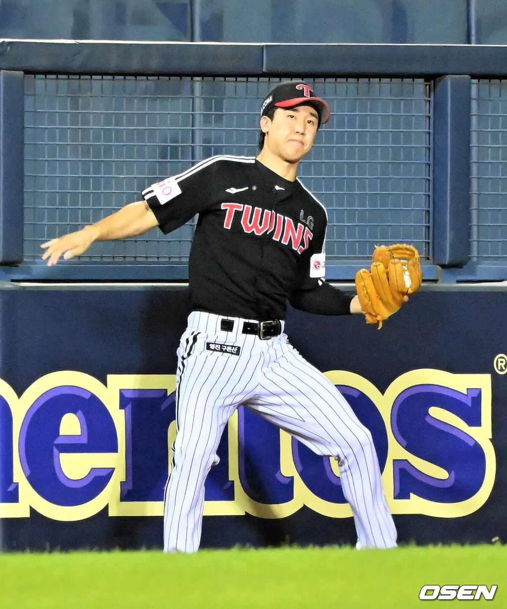 25일 오후 서울 잠실야구장에서 2025 신한 SOL Bank KBO리그 두산 베어스와 LG 트윈스의 경기가 열렸다. 이 경기에서 LG는 두산에 6-5로 승리했다. 9회말 2사 주자 1,3루 두산 이유찬의 3루수 파울 플라이 때 LG 구본혁이 경기를 끝내고 있다. 2025.07.25 / rumi@osen.co.kr