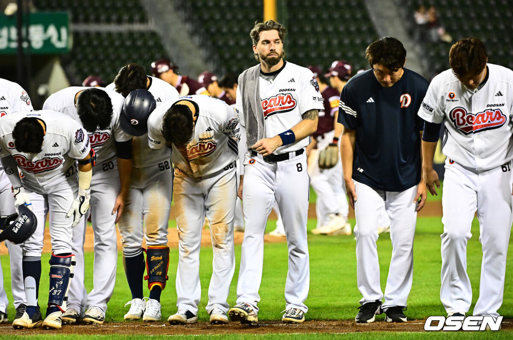 17일 오후 서울 잠실구장에서 ‘2025 신한 SOL Bank KBO리그’ 두산 베어스와 키움 히어로즈의 경기가 열렸다.이날 키움이 두산에 4-2 승리를 거뒀다. 키움은 2연승, 두산은 7연패.경기를 마치고 두산 선수들이 패배를 아쉬워하고 있다. 2025.09.17 /jpnews@osen.co.kr