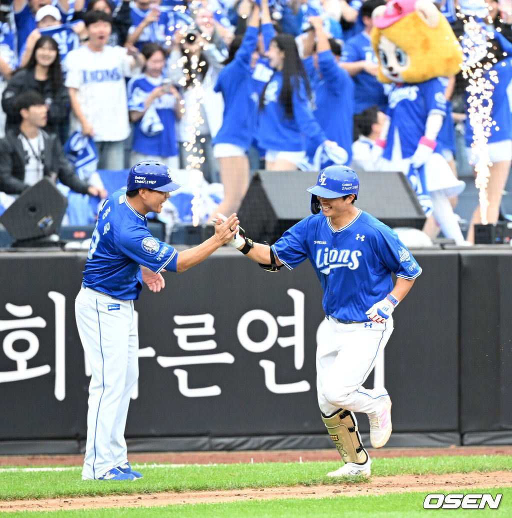 18일 오후 대전 한화생명볼파크에서 2025 신한 SOL Bank KBO리그 포스트시즌 플레이오프 1차전 한화 이글스와 삼성 라이온즈의 경기가 열렸다.한화는 폰세, 삼성은 가라비토를 선발 투수로 내세웠다.3회말 무사에서 삼성 김태훈이 우월 솔로 홈런을 치고 환호하고 있다. 2025.10.18 /sunday@osen.co.kr