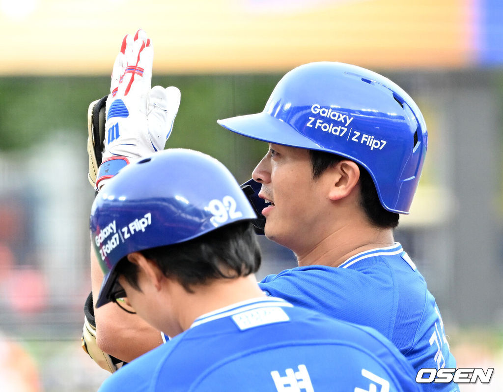 19일 오후 대전 한화생명볼파크에서 2025 신한 SOL Bank KBO리그 포스트시즌 플레이오프 2차전 한화 이글스와 삼성 라이온즈의 경기가 열렸다.한화는 라이언 와이스, 삼성은 최원태를 선발 투수로 내세웠다.5회초 1사 1루에서 삼성 김태훈이 우전 안타를 치고 환호하고 있다. 2025.10.19 /sunday@osen.co.kr