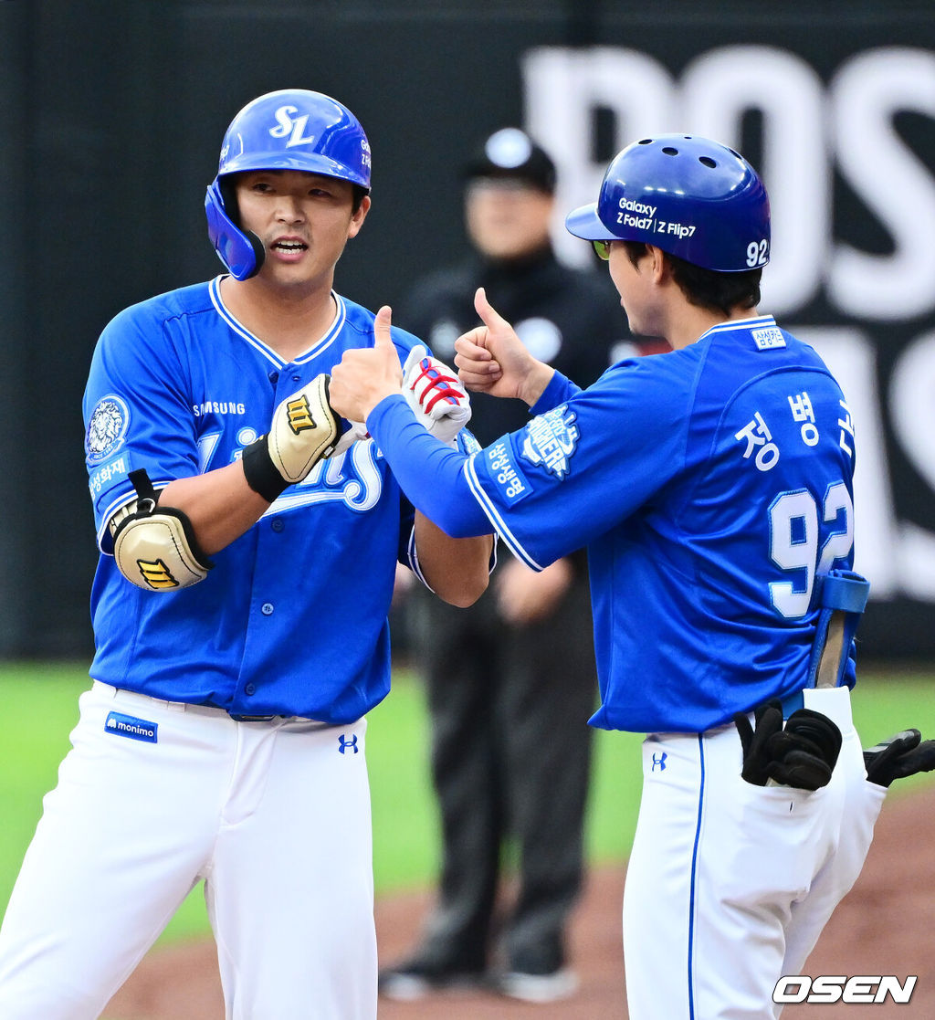 19일 오후 대전 한화생명볼파크에서 2025 신한 SOL Bank KBO리그 포스트시즌 플레이오프 2차전 한화 이글스와 삼성 라이온즈의 경기가 열렸다.한화는 라이언 와이스, 삼성은 최원태를 선발 투수로 내세웠다.2회초 1사 1루에서 삼성 김태훈이 좌전 안타를 날리며 기뻐하고 있다. 2025.10.19 /jpnews@osen.co.kr