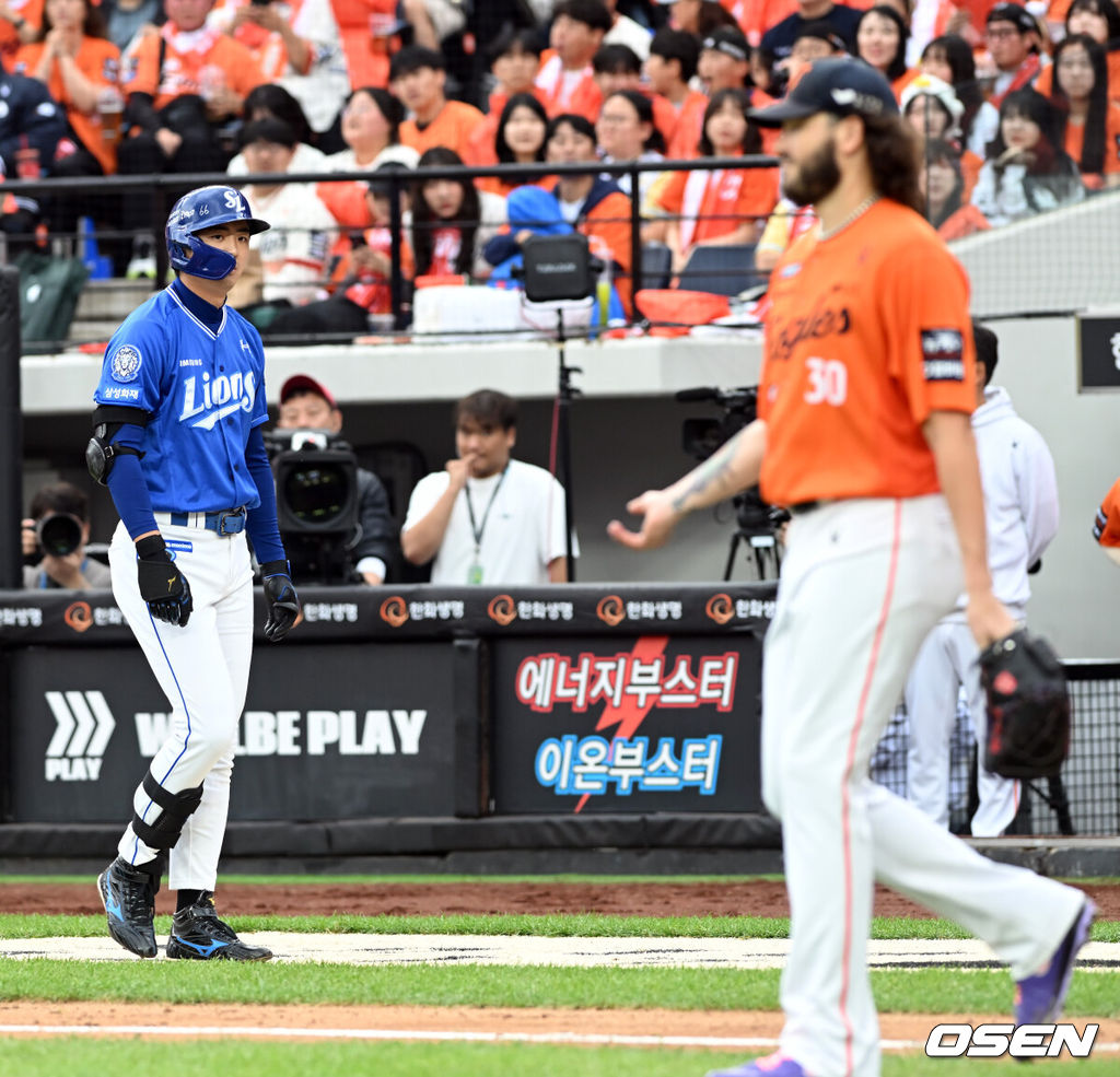 18일 오후 대전 한화생명볼파크에서 2025 신한 SOL Bank KBO리그 포스트시즌 플레이오프 1차전 한화 이글스와 삼성 라이온즈의 경기가 열렸다. 3회초 무사 1,3루 투구 시간 문제로 신경전을 벌인 구자욱이 타점을 올린후 폰세를 바라보고  있다. 2025.10.18 /spjj@osen.co.kr