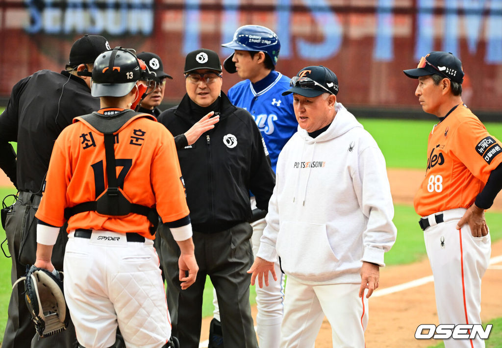 18일 오후 대전 한화생명볼파크에서 2025 신한 SOL Bank KBO리그 포스트시즌 플레이오프 1차전 한화 이글스와 삼성 라이온즈의 경기가 열렸다. 3회초 무사 3루에서 한화 김경문 감독이 삼성 구자욱과 한화 폰세의 신경전에 대해 구심에게 상황 설명을 듣고 있다. 2025.10.18 /jpnews@osen.co.kr