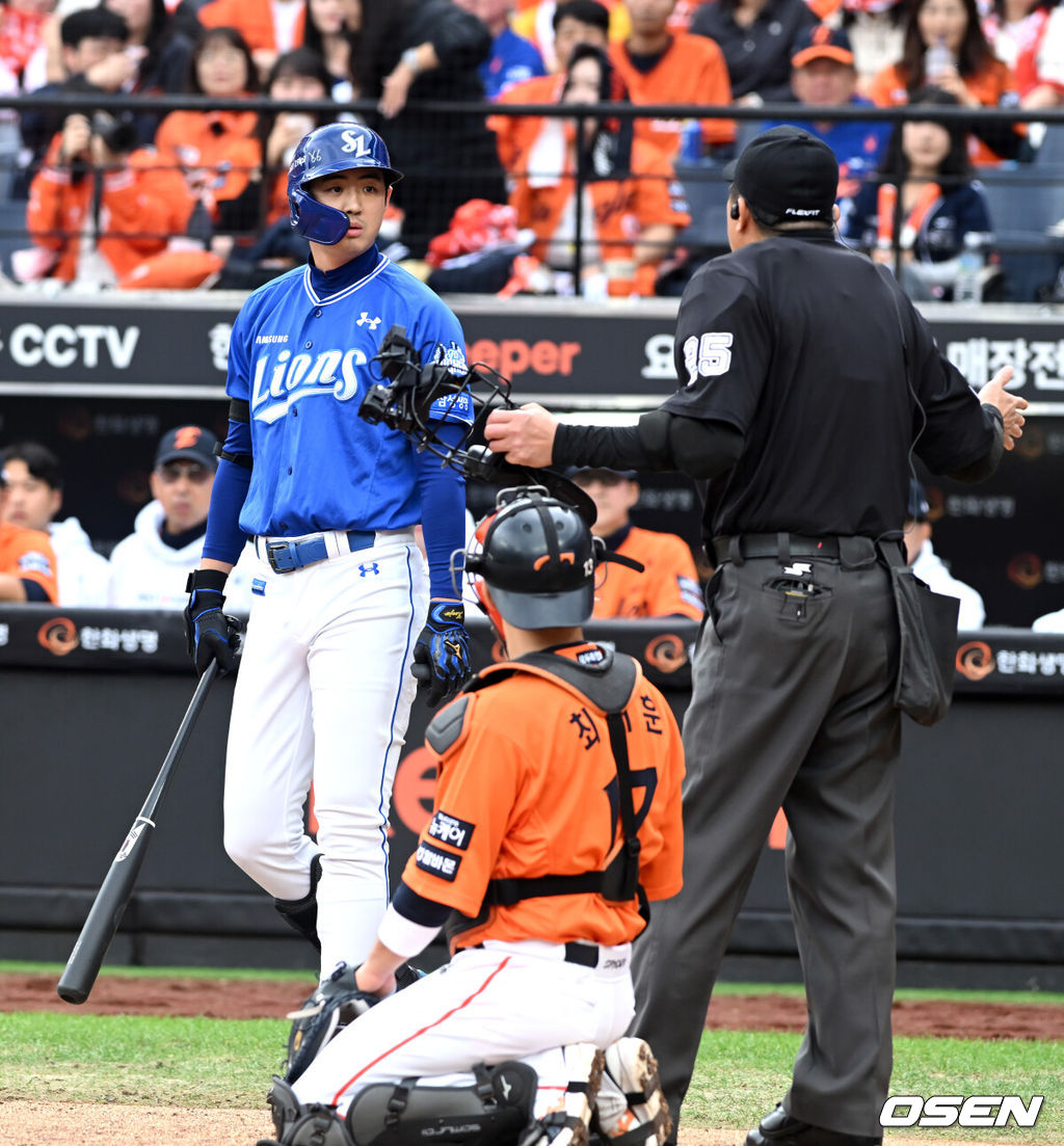 18일 오후 대전 한화생명볼파크에서 2025 신한 SOL Bank KBO리그 포스트시즌 플레이오프 1차전 한화 이글스와 삼성 라이온즈의 경기가 열렸다. 3회초 구자욱이 폰세와의 신경전으로 구심의 경고를 받고 있다. 2025.10.18 /spjj@osen.co.kr
