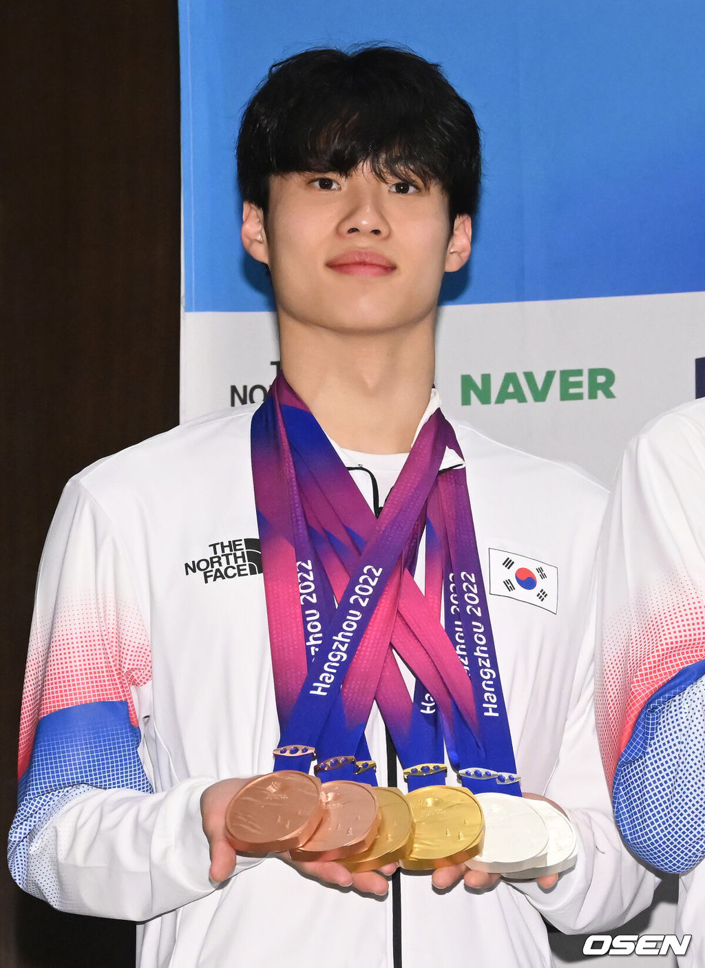 30일 오전 중국 항저우 스포츠외교라운지에서 '제19회 항저우아시안게임' 대한민국선수단 메달리스트 기자회견이 열렸다. 한국 수영 대표팀 황선우가 기념촬영을 하고 있다. 2023.09.30 / ksl0919@osen.co.kr