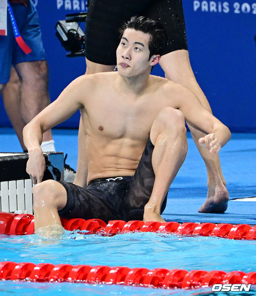 30일(한국시간) 프랑스 파리 라 데팡스 아레나에서 ‘2024 파리올림픽’ 수영 남자 자유형 100m 예선이 열렸다.이날 경기에 나선 한국 황선우는 전체 16위로 준결선에 진출했다.황선우가 역영을 펼친 뒤 물 밖으로 나오고 있다. 2024.07.30 / dreamer@osen.co.kr