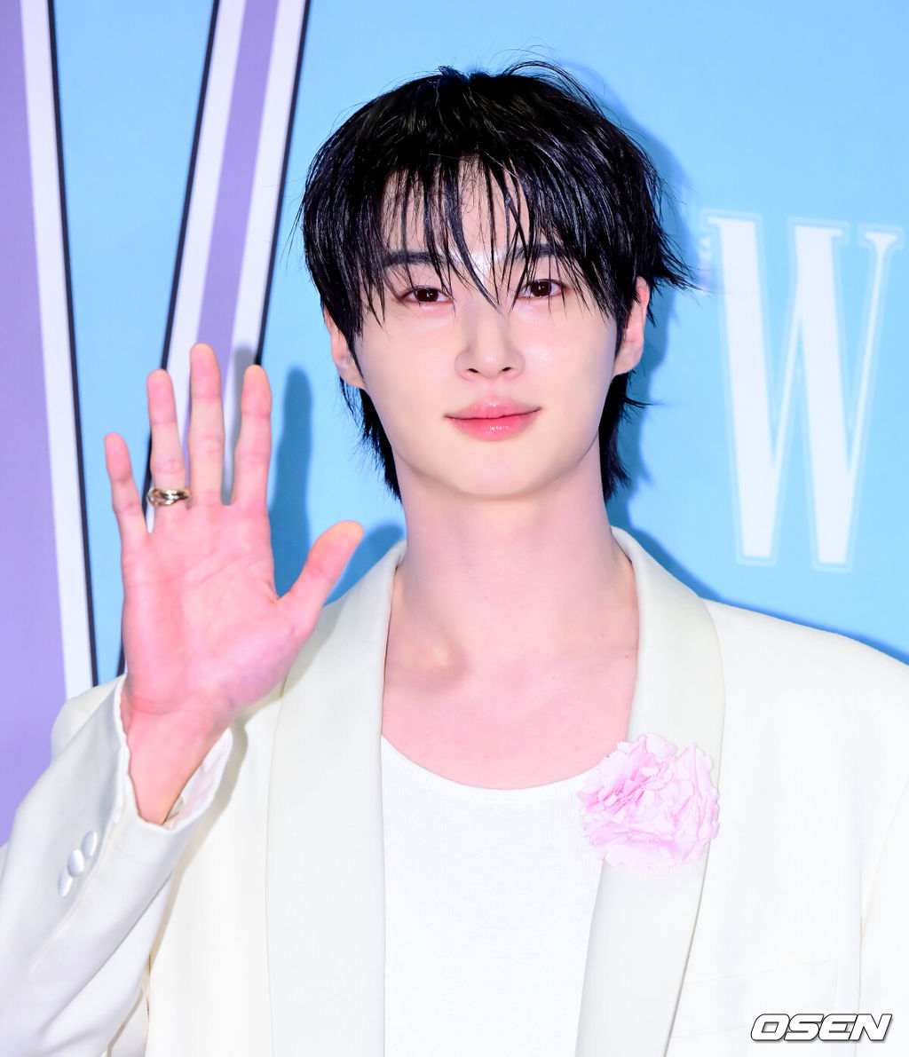 15일 서울 종로구 당주동 포시즌스 호텔 서울에서 더블유 코리아 제20회 유방암 인식 향상 캠페인 자선 포토 행사가 열렸다.이날 TXT 수빈, 고수, 고현정, 공명, 그레이, 김민하, 김세정, 김영광, 김영대, 김지석, 노상현, 노정의, 덱스, 르세라핌(채원, 카즈하), 몬스타엑스(형원, 셔누), 문소리, 바밍타이거, 박규영, 박은빈, 박재범, 방탄소년단 RM, 제이홉, 뷔, 변우석, 수현, 스트레이키즈(방찬, 승민), 아이들(미연, 민니, 소연, 슈화, 우기), 아이브 레이, 안유진, 장원영, 아일릿(윤아, 모카, 민주, 원희, 이로하), 에스파(카리나, 윈터, 지젤, 닝닝), 엔믹스(해원, 설윤), 엔하이픈(성훈, 제이크), 엔하이픈(정원), 엘리스, 올데이프로젝트(애니, 타잔, 베일리, 영서, 우찬), 우원재, 원지안, 이동휘, 이민호, 이수지, 이수혁, 이영애, 이유미, 이준혁, 이준호, 이채민, 임수정, 임지연, 있지(예지, 유나), 장윤주, 전소니, 전소미, 전여빈, 정려원, 정해인, 조유리, 추영우, 코드쿤스트, 크리스탈, 키키(지유, 이솔, 수이, 하음, 키야), 태양, 하정우, 화사, 효연 등이 참석했다.배우 변우석이 포즈를 취하고 있다. 2025.10.14. /jpnews@osen.co.kr