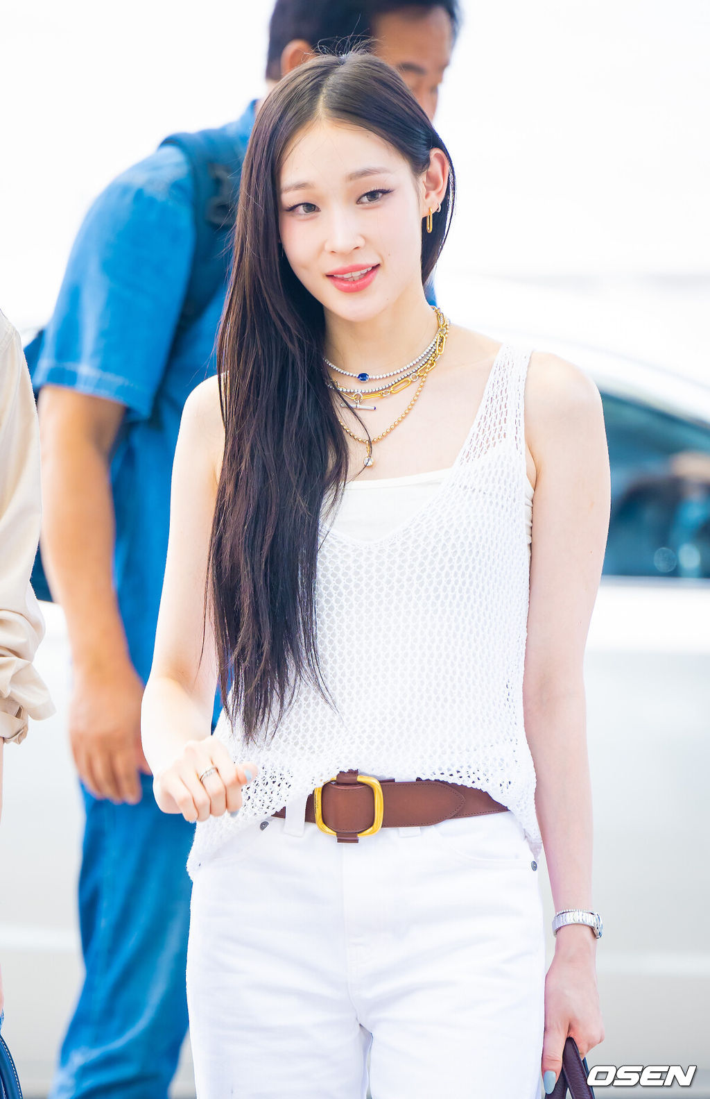 혼성그룹 올데이프로젝트(ALLDAY PROJECT)가 2일 인천국제공항을 통해 해외 일정 참석차 미국 로스앤젤레스로 출국했다.더블랙레이블 소속의 올데이 프로젝트는 테디의 프로듀싱 아래 지난 6월 23일 정식 데뷔한 5인조 혼성 그룹으로 멤버는 신세계 정유경 회장의 장녀로 알려진 애니를 비롯해, '쇼미더머니' 출신 래퍼 우찬, 안무가 베일리, 무용가 타잔, 다수 기획사 연습생 출신 영서로 구성됐다. 올데이 프로젝트 멤버 애니가 출국에 앞서 포즈를 취하고 있다.   2025.08.02 / soul1014@osen.co.kr