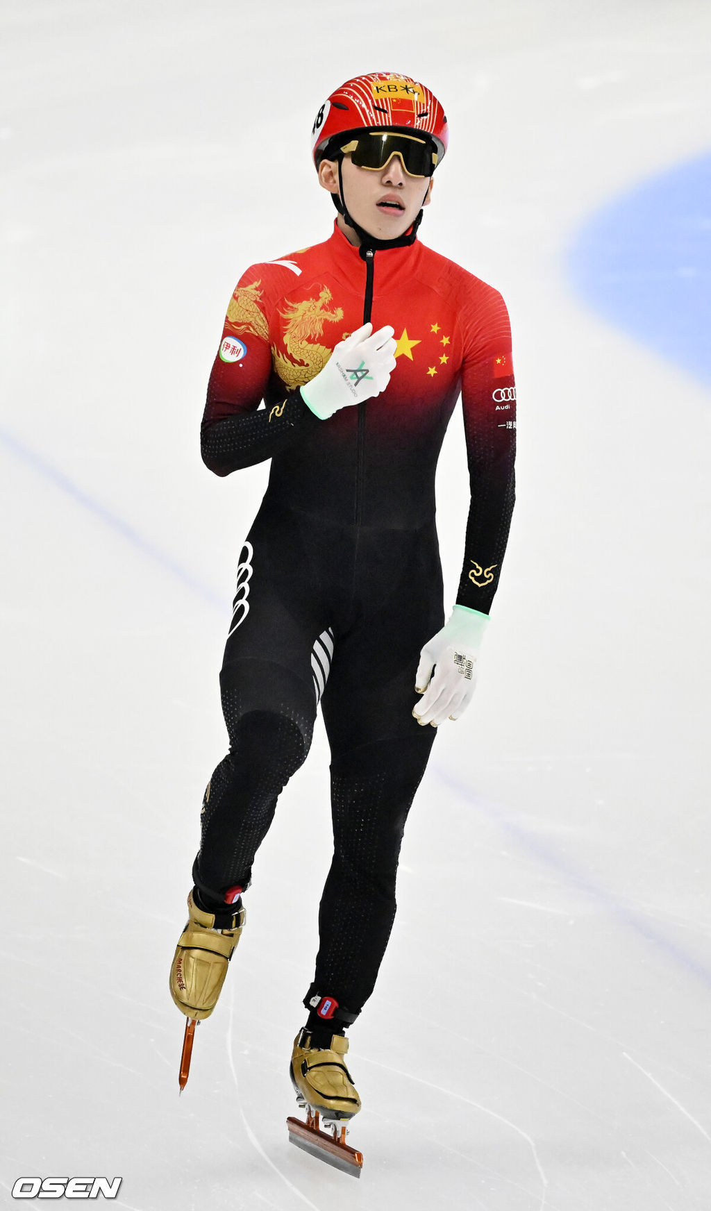10일 서울 목동 아이스링크에서 '2023 KB금융 국제빙상경기연맹(ISU) 쇼트트랙 세계선수권대회' 예선전 경기가 진행됐다.남자 500m 예선전에서 중국 린샤오쥔(한국 이름 임효준)이 조 1위 통과한 후 숨을 고르고 있다.중국으로 귀화한 쇼트트랙 선수 린샤오쥔(한국명 임효준)은 2018년 평창동계올림픽에서 태극 마크를 달고 1500m에 출전해 금메달을 차지한 쇼트트랙의 간판이었다. 2023.03.10 / rumi@osen.co.kr