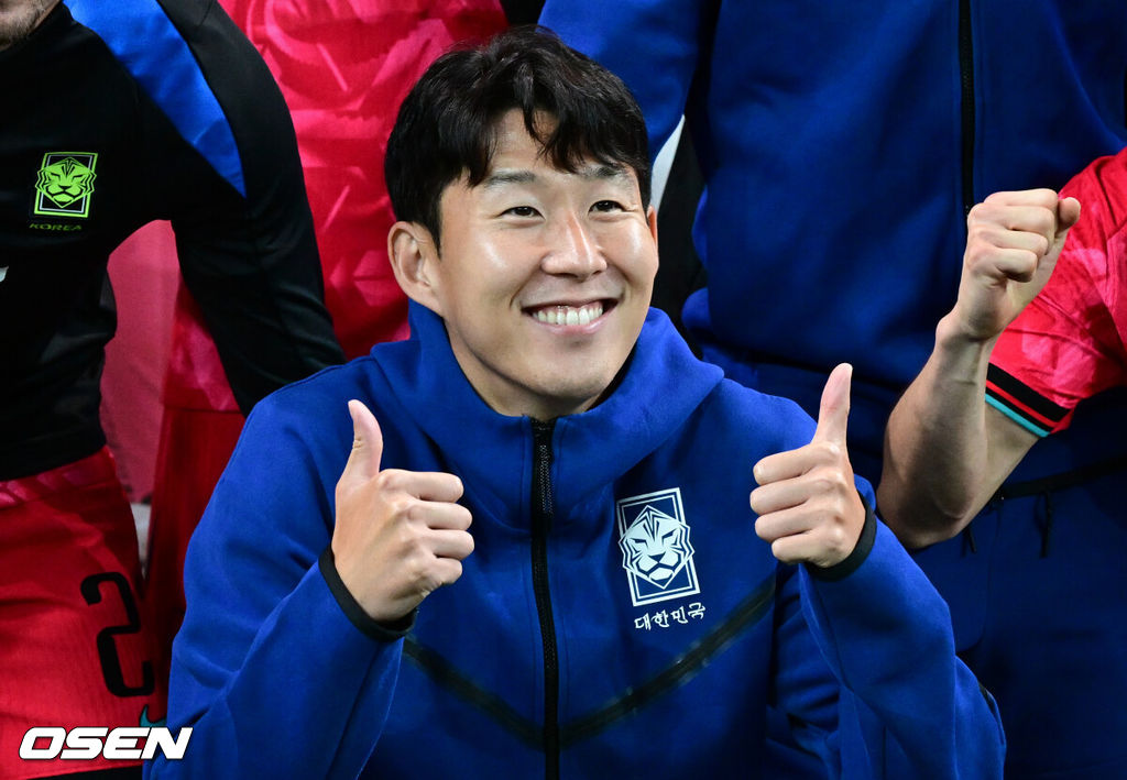 한국 축구가 안방에서 '남미 강호' 파라과이를 물리치며 사상 최초의 2026 국제축구연맹(FIFA) 북중미 월드컵 포트 2 확보에 청신호를 켰다.한국 축구대표팀은 14일 오후 8시 서울월드컵경기장에서 열린 A매치 친선 경기에서 파라과이를 2-0으로 제압했다. 지난 10일 일본 원정에서 2-2로 비기고 온 파라과이는 한국에 덜미를 잡히며 10월 아시아 투어를 1무 1패로 마감하게 됐다.대한민국 대표팀이 손흥민의 7번 등번호 현수막 앞에서 승리 기념 촬영을 하고 있다. 2025.10.14 /cej@osen.co.kr