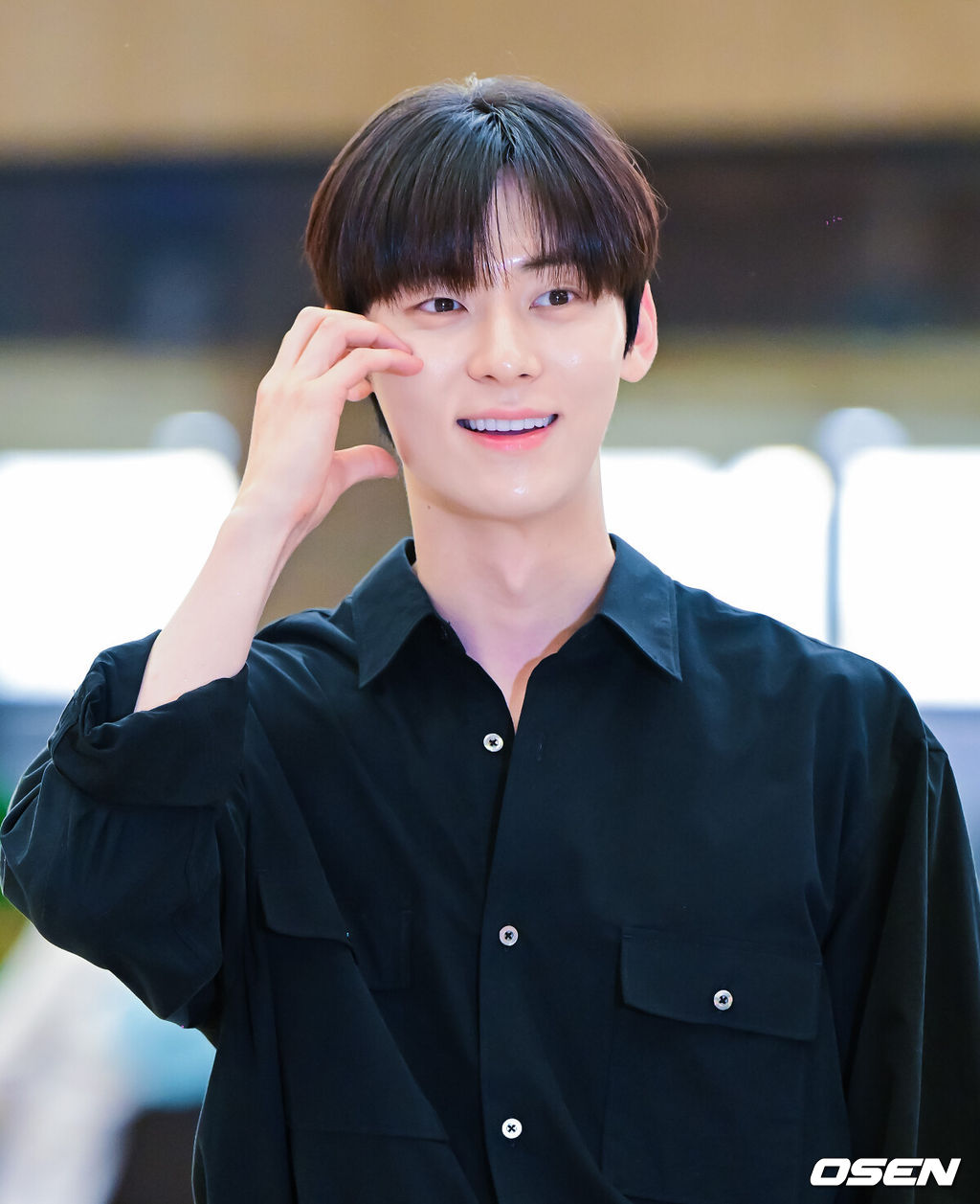 7일 오전 배우 황민현이 일본에서 열리는 2023 AAA’ 비기닝 콘서트 ‘男神(남신)’에 참석하기 위해 김포공항을 통해 출국했다.‘2023 AAA’ 비기닝 콘서트 ‘男神(남신)’은 오는 8일 19시 일본 요코하마 피아 아레나 MM에서 진행되는 스페셜 콘서트다. 5인의 남신 김재중, 김선호, 황민현, 이준영, 김영대가 출연 소식을 알렸으며, 일본에서 활발한 활동 중인 박건일이 MC로 참여한다.배우 황민현이 포즈를 취하고 있다. 2023.07.07 /jpnews@osen.co.kr