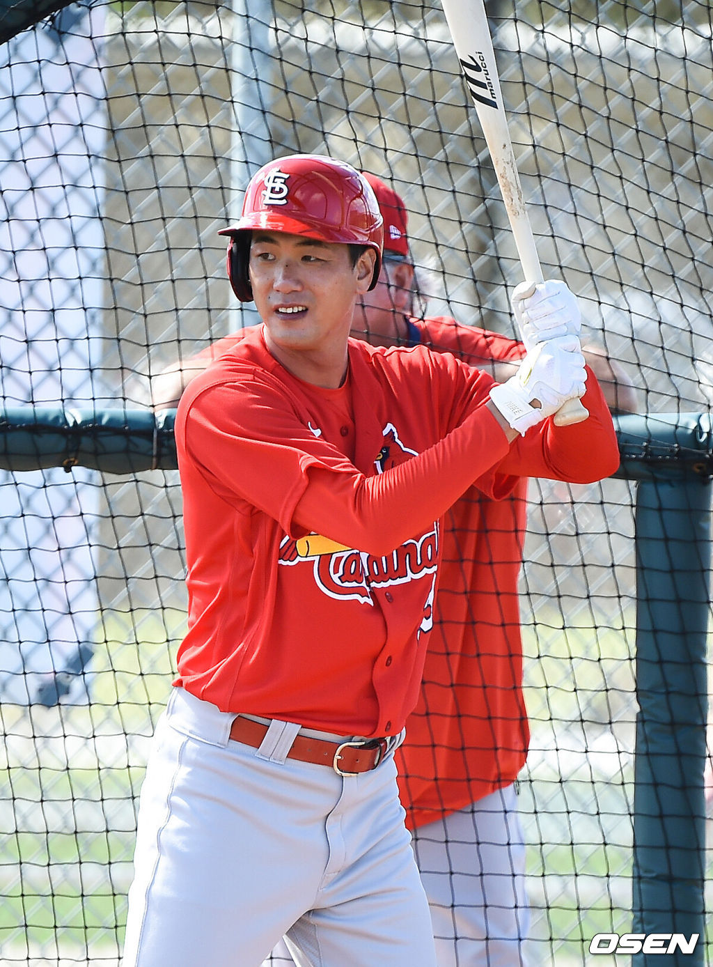 세인트루이스 김광현이 24일(한국시간) 미국 플로리다주 주피터 로저 딘 스타디움에서 2020 MLB 세인트루이스 스프링캠프 팀훈련을 소화했다.김광현이 번트 연습을 하고 있다.  /  soul1014@osen.co.kr