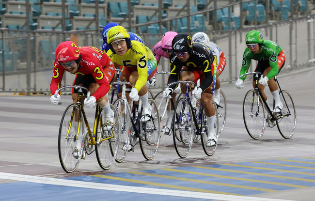 광명스피돔에서 열린 특선급 경주에서 타종이 울리자 선수들이 결승선을 향해 질주하고 있다.