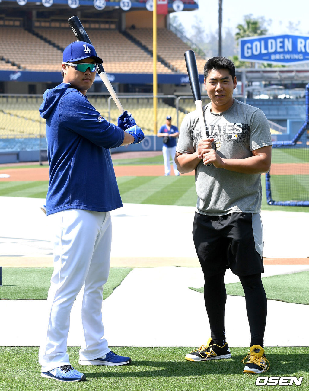 28일(한국시간) 미국 캘리포니아주 로스앤젤레스 다저스타디움에서 ‘2019 메이저리그’ LA 다저스와 피츠버그 파이어리츠의 경기가 열린다.경기 시작을 앞두고 다저스 투수 류현진과 피츠버그 타자 강정호가 다저스 투수들의 타격 훈련을 마친 뒤 취재진을 향해 포즈를 취하고 있다. /dreamer@osen.co.kr