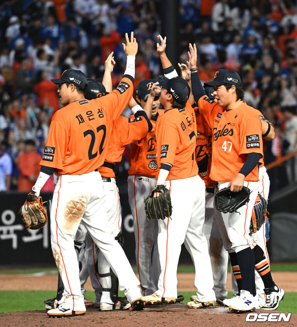 프로야구 한화 이글스가 첫 판을 승리하고, 한국시리즈 진출 확률 76.5%를 잡았다. 한화는 18일 대전 한화생명볼파크에서 열린 2025 KBO리그 플레이오프(5전 3선승제) 1차전 삼성 라이온즈와 경기에서 9-8 재역전 승리를 거뒀다.경기 종료 후 한화 선수들이 환호하고 있다. 2025.10.18 /sunday@osen.co.kr