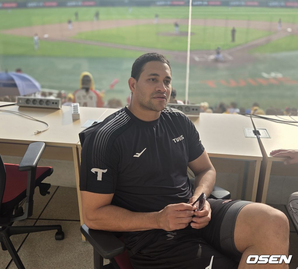 LG 트윈스 투수 치리노스가 19일 이천 LG챔피언스파크에서 청백전 5이닝 1피안타 무실점으로 호투한 후 인터뷰를 하고 있다. /orange@osen.co.kr