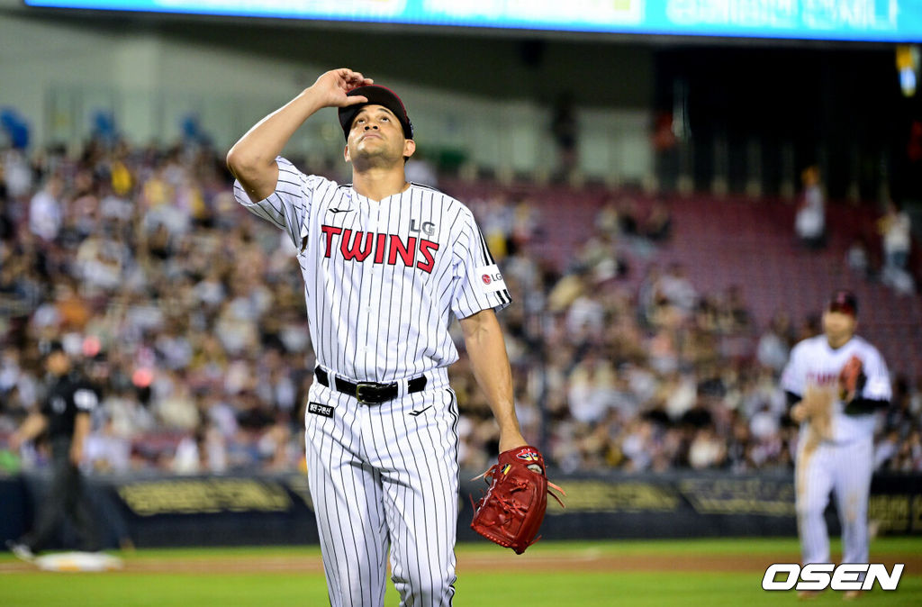 11일 오후 서울 잠실구장에서 ‘2025 신한 SOL Bank KBO리그’ LG 트윈스와 KT 위즈의 경기가 열렸다.홈팀 LG는 치리노스, 방문팀 KT는 헤이수스를 선발로 내세웠다.3회초 이닝을 마친 LG 치리노스가 더그아웃으로 향하고 있다. 2025.09.11 /cej@osen.co.kr