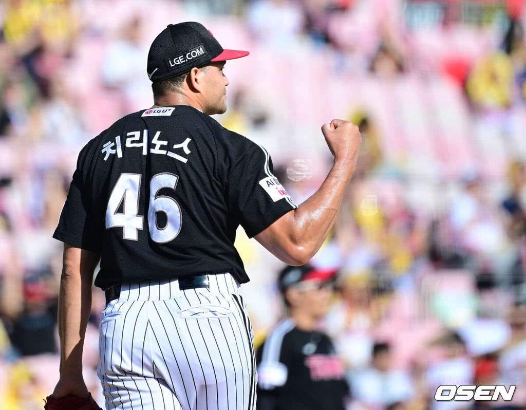 18일 수원 KT위즈파크에서 ‘2025 신한 SOL Bank KBO리그’ KT 위즈와 LG 트윈스의 더블헤더 1차전이 열렸다.홈팀 KT는 소형준, 방문팀 LG는 요니 치리노스를 선발로 내세웠다.3회말 2사 1루 상황 KT 이호연을 내야 땅볼로 이끈 LG 선발 치리노스가 기뻐하고 있다. 2025.09.18 / dreamer@osen.co.kr